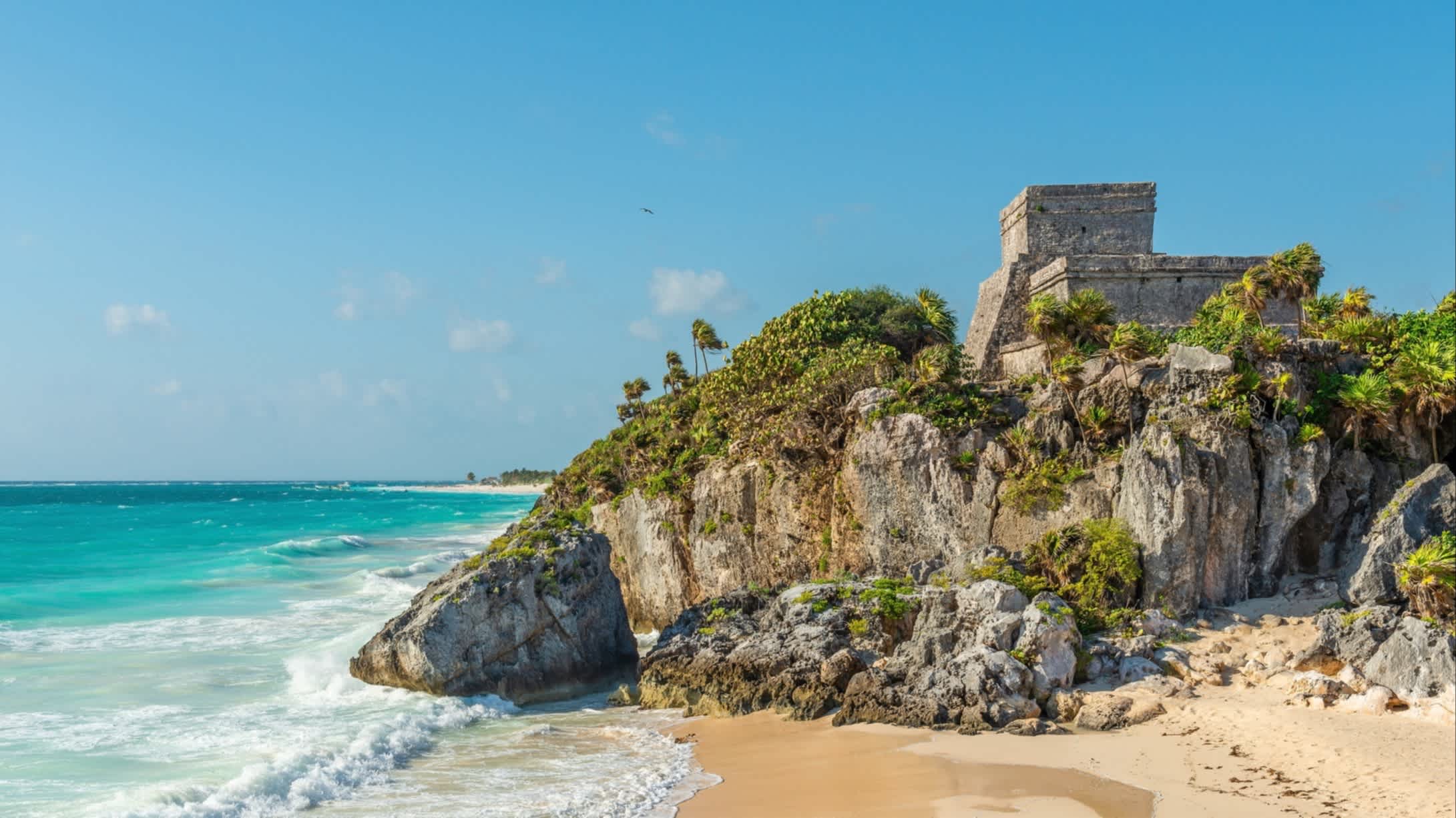 Panorama des Windgottes El Castillo Maya-Ruinen mit seinem Strand, Tulum, Halbinsel Yucatan, Mexiko bei Sonnenschein.