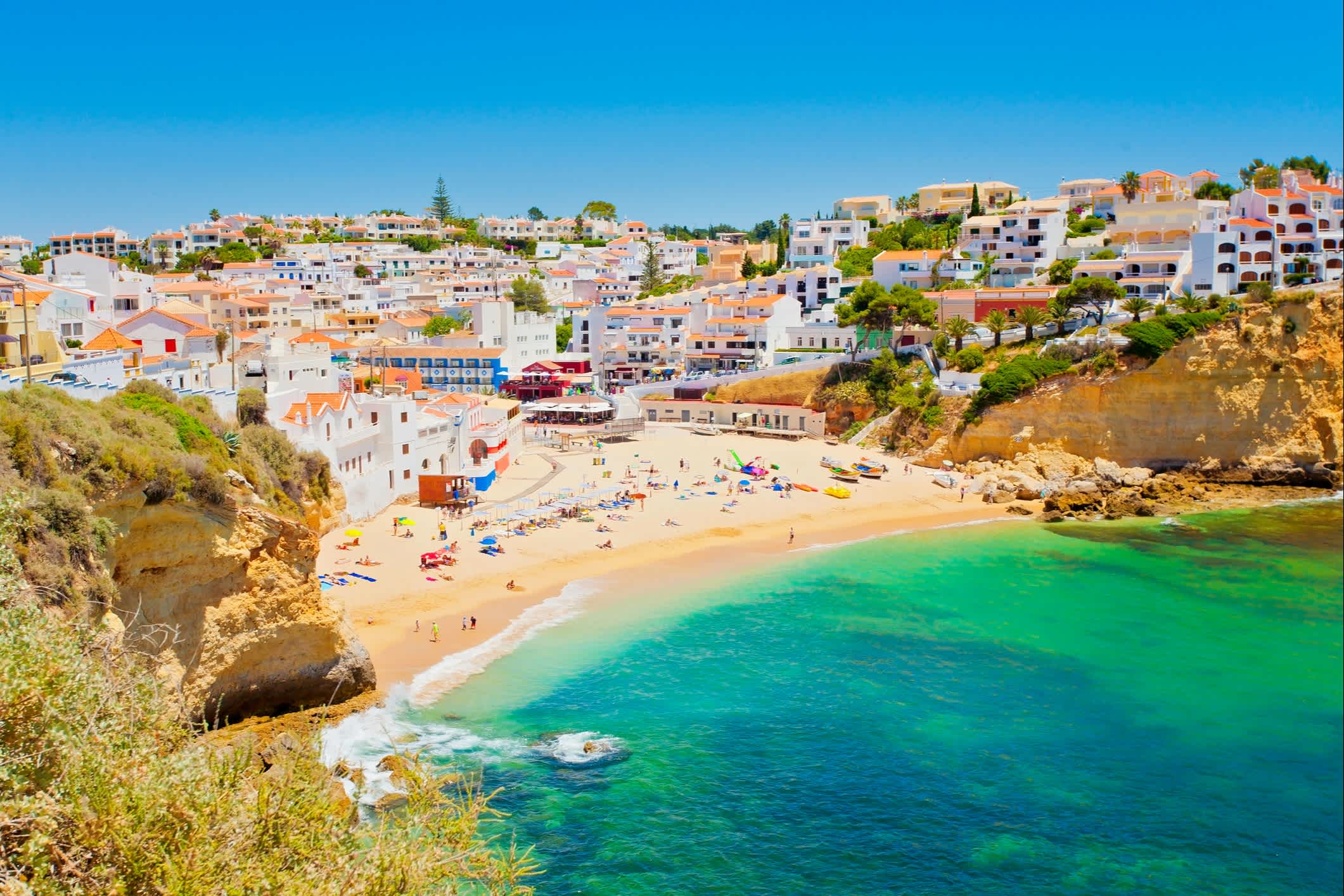 Blick auf den Dorf Carvoeiro in der Algarve, Portugal

