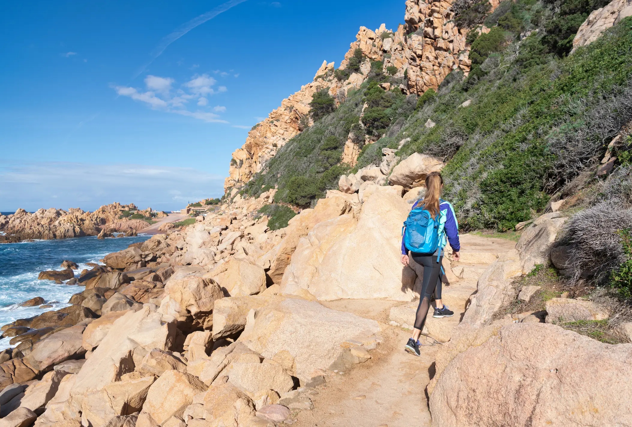 Italien, Sardinien, Spiaggia di Li Cossi Eine Touristin wandert zu Spiaggia di Li Cossi auf Sardinien, Italien.