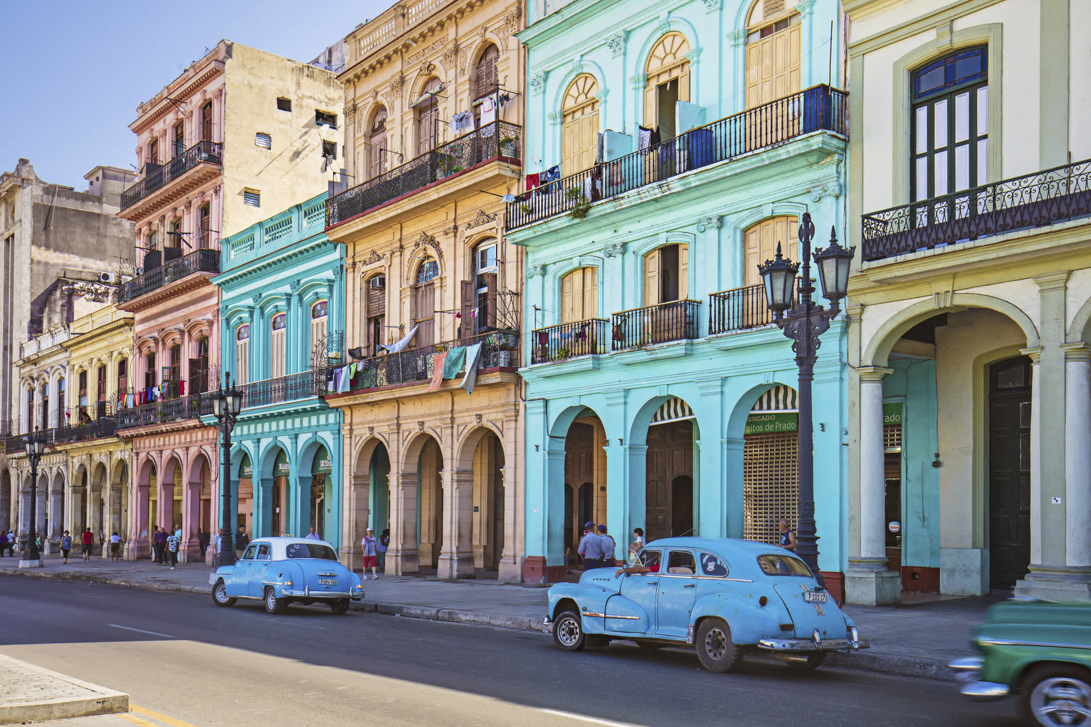 Blick auf eine bunte Häuserzeile in Havanna auf Kuba in der Karibik. 