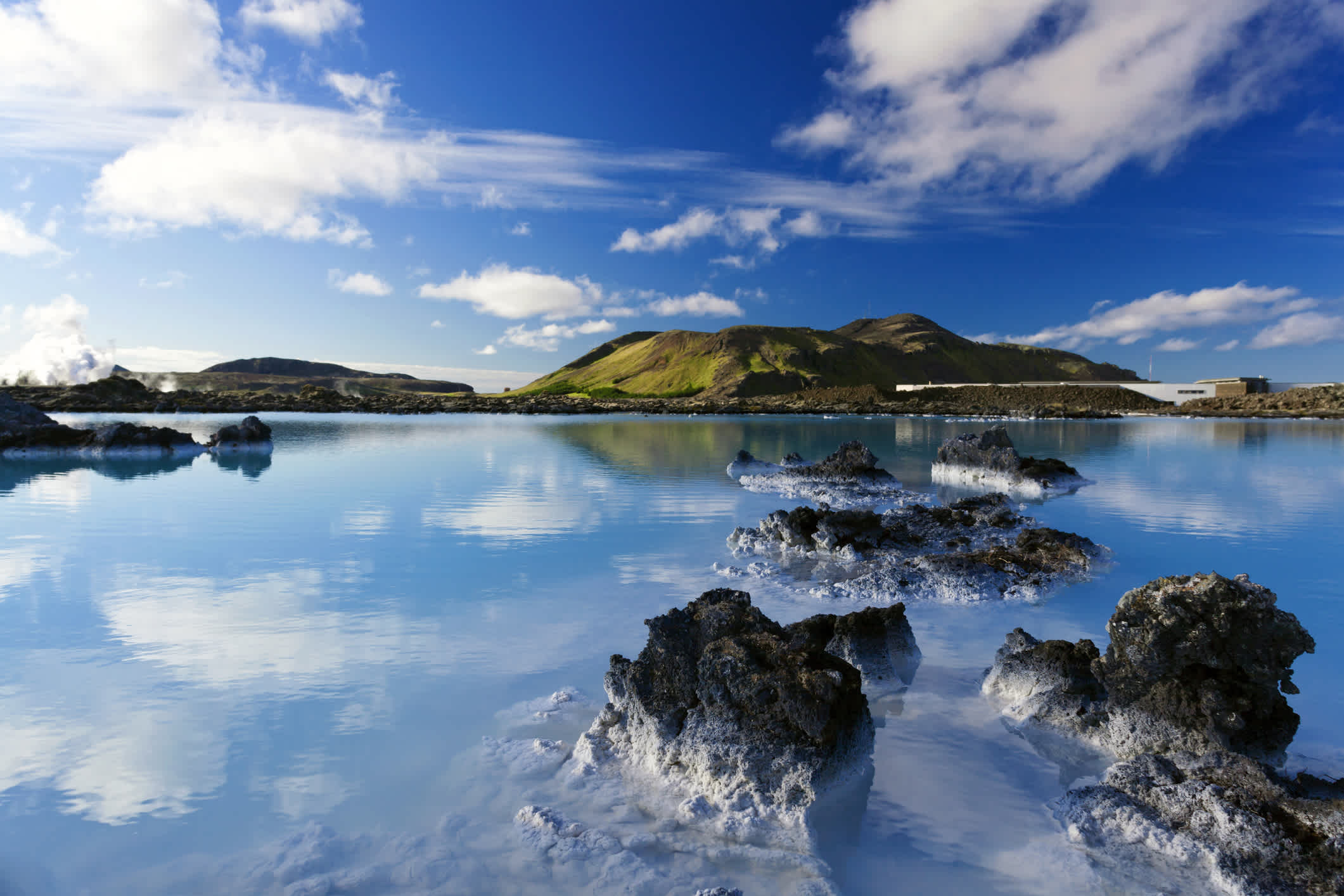 Blaue Lagune in Island an einem klaren Tag.
