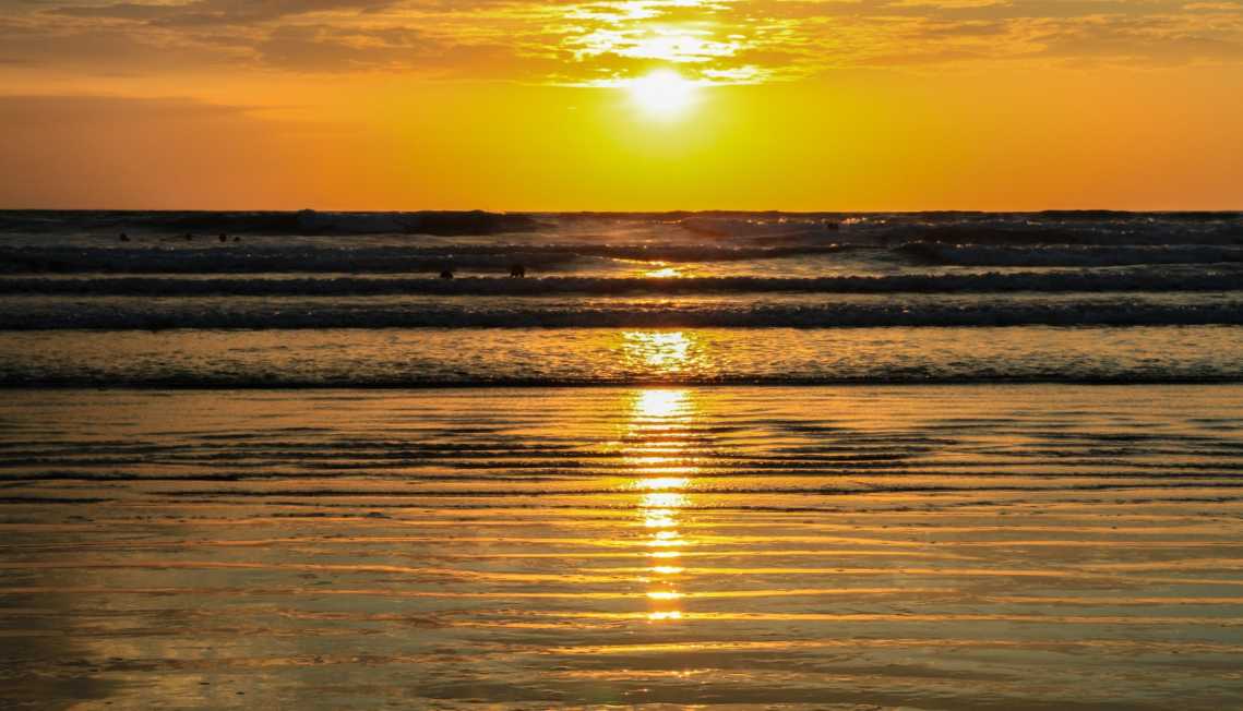 Coucher de soleil sur la plage de Canoa, province de Manabí