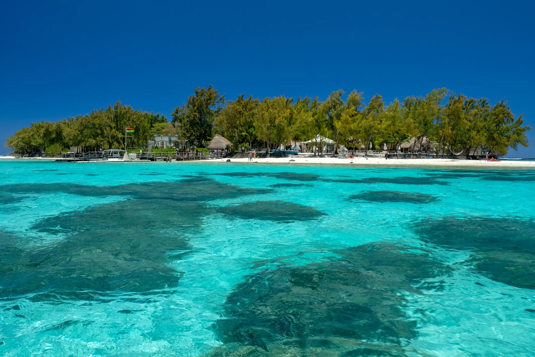 Mauritius, Blue Bay Türkisblaues Wasser und Blick auf einen weißen Sandstrand mit Bäumen