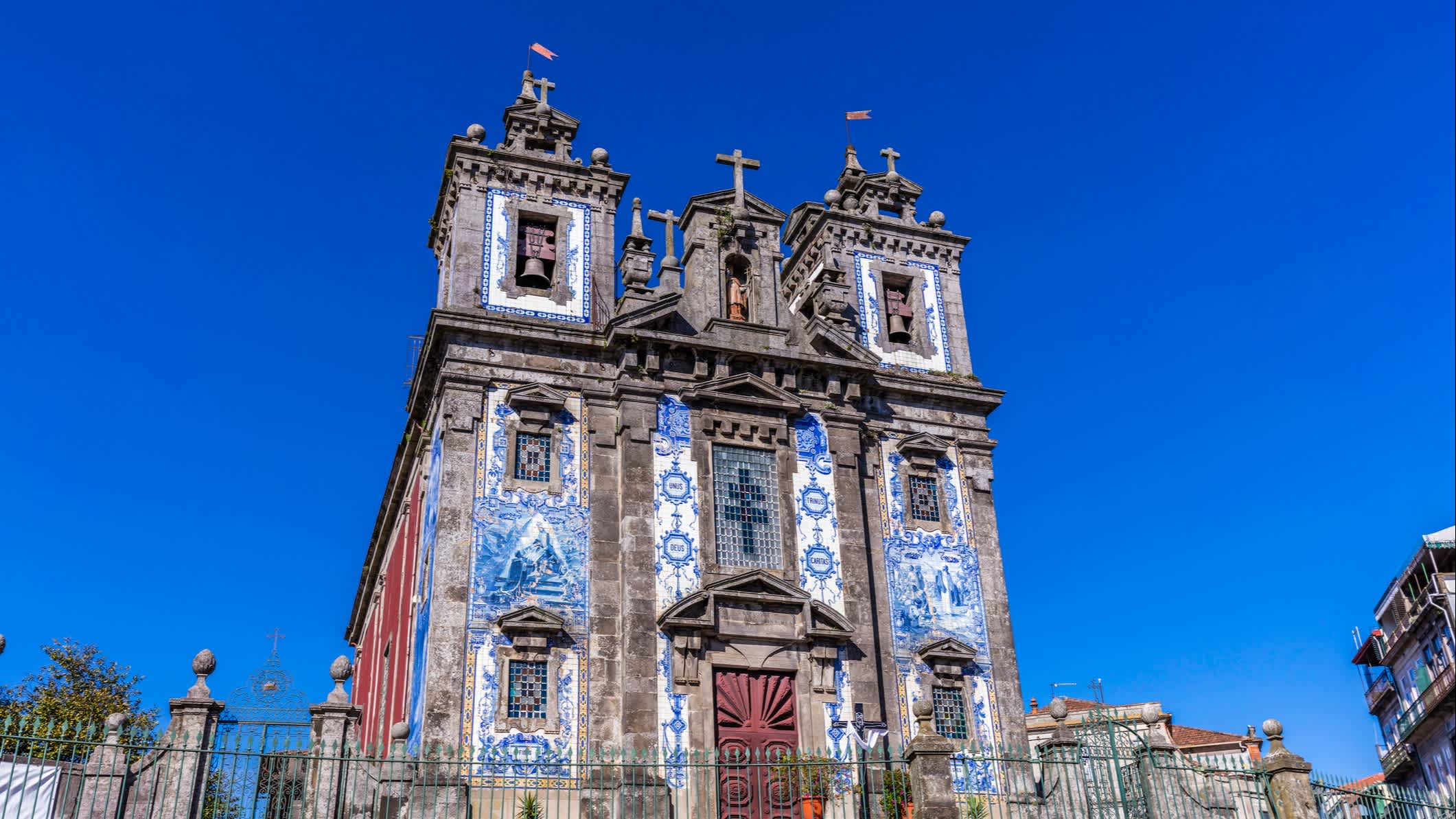 Kirche Saint Ildefonso in Porto, bedeckt mit den traditionellen blauen Fliesen, Portugal