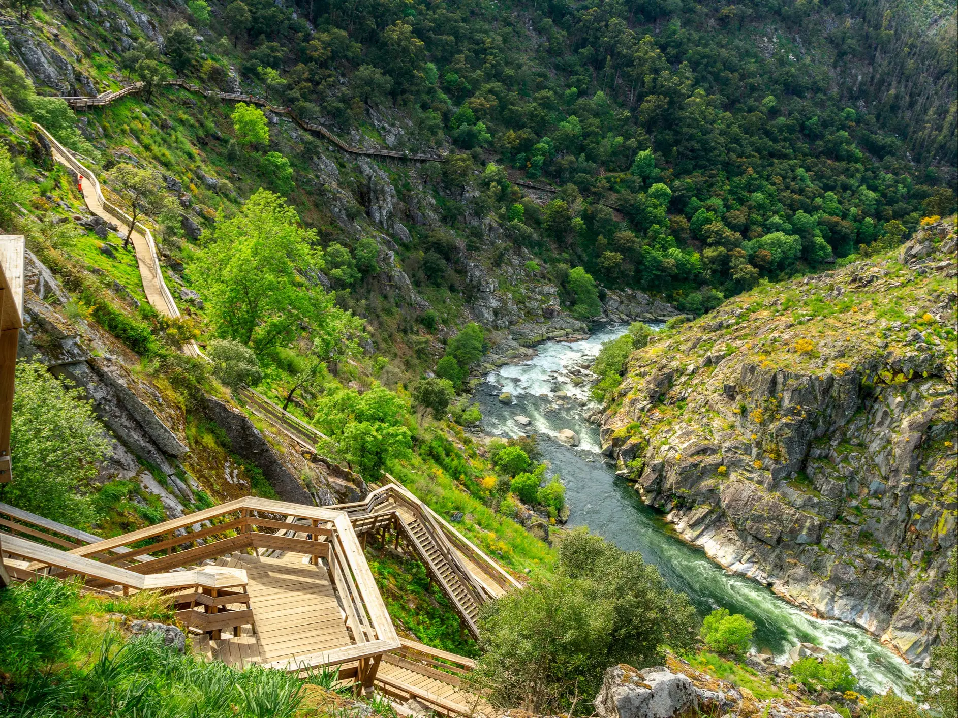 Beau paysage de la rivière Paiva et des trottoirs de Paiva (Passadiços do Paiva) au Portugal.