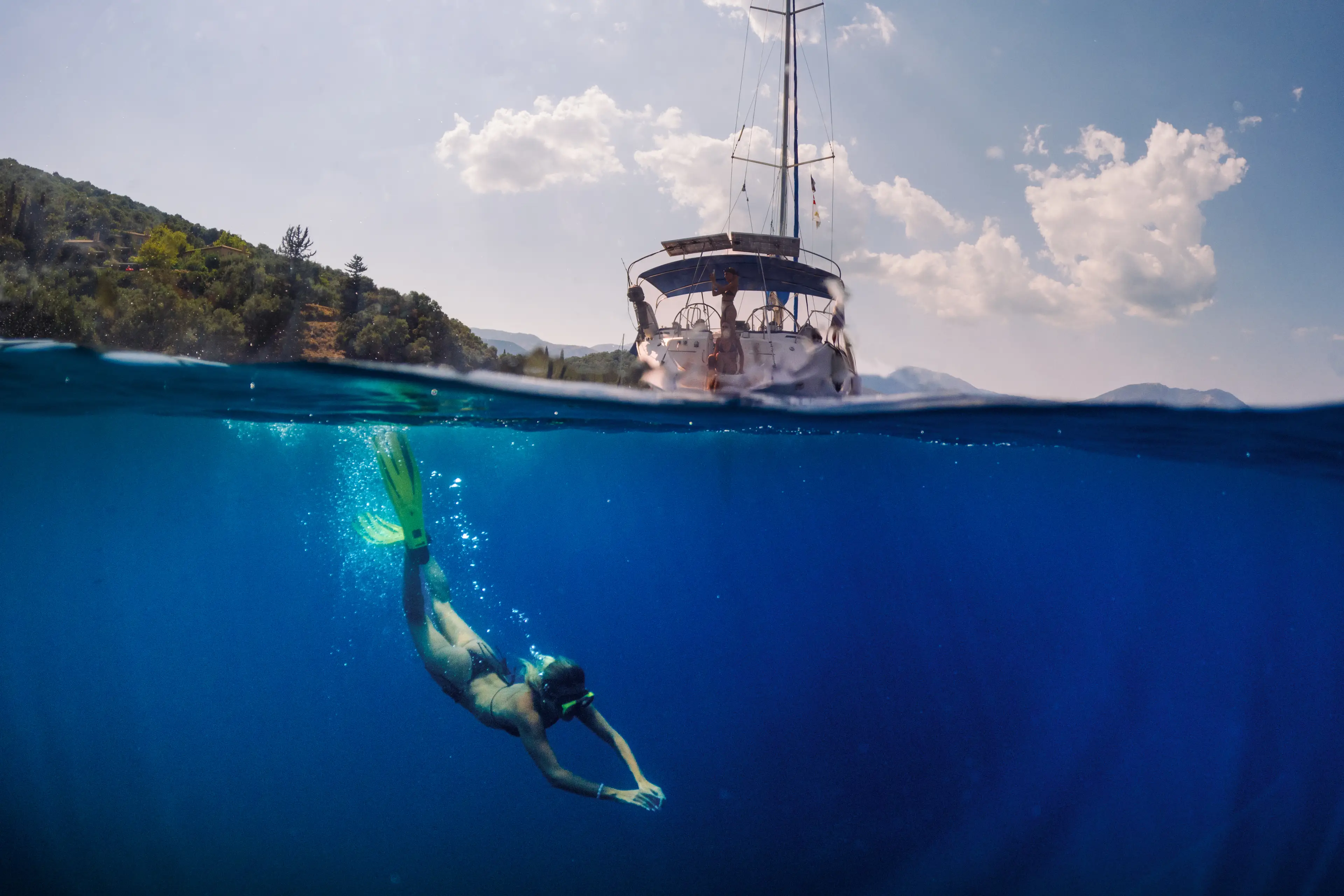 Schnorcheln Unterwasseransicht der schönen Frau schwimmen in blauem Meerwasser