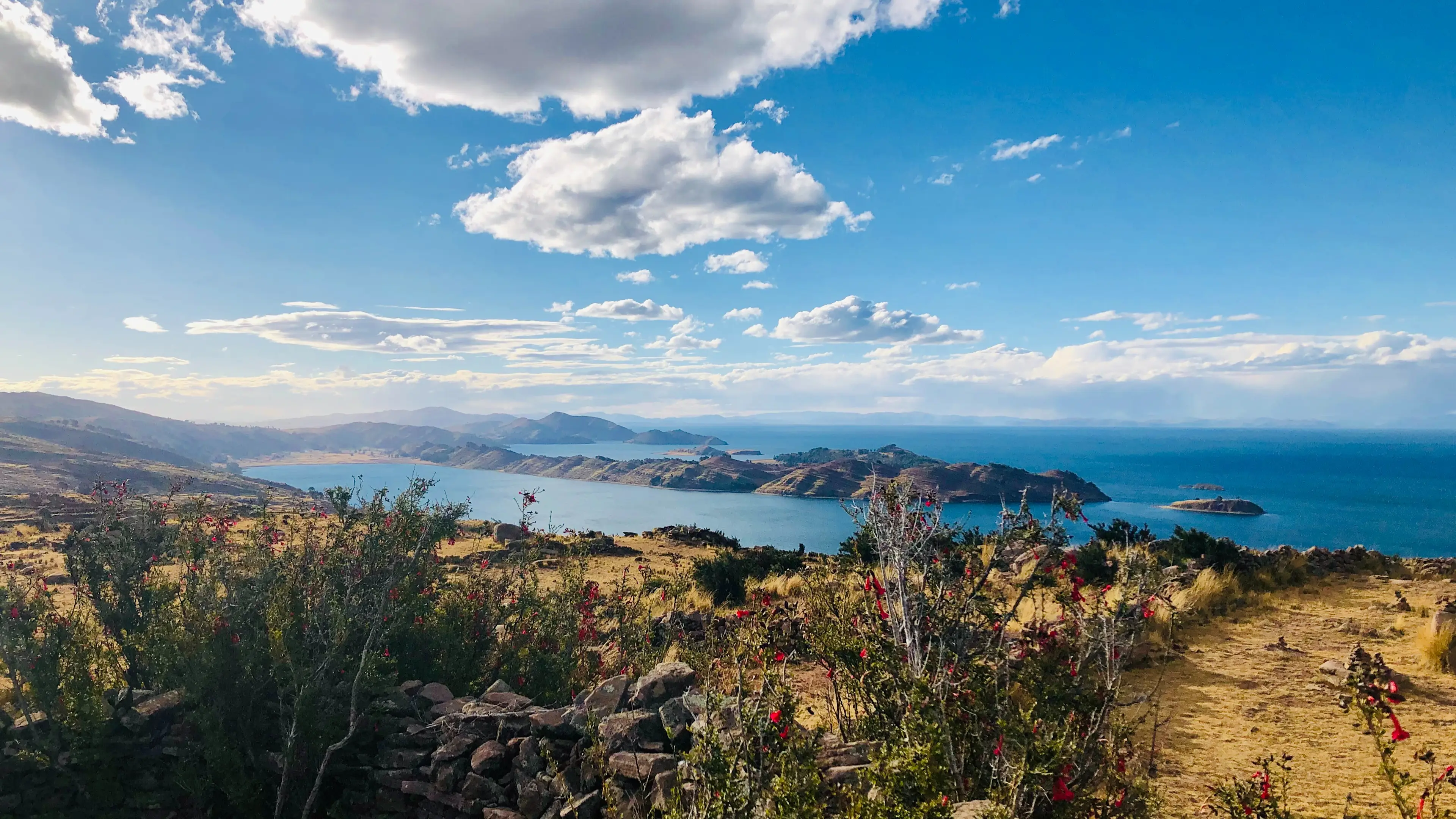 Vue sur le lac Titicaca depuis les hauteurs du village de Llachòn au Pérou
