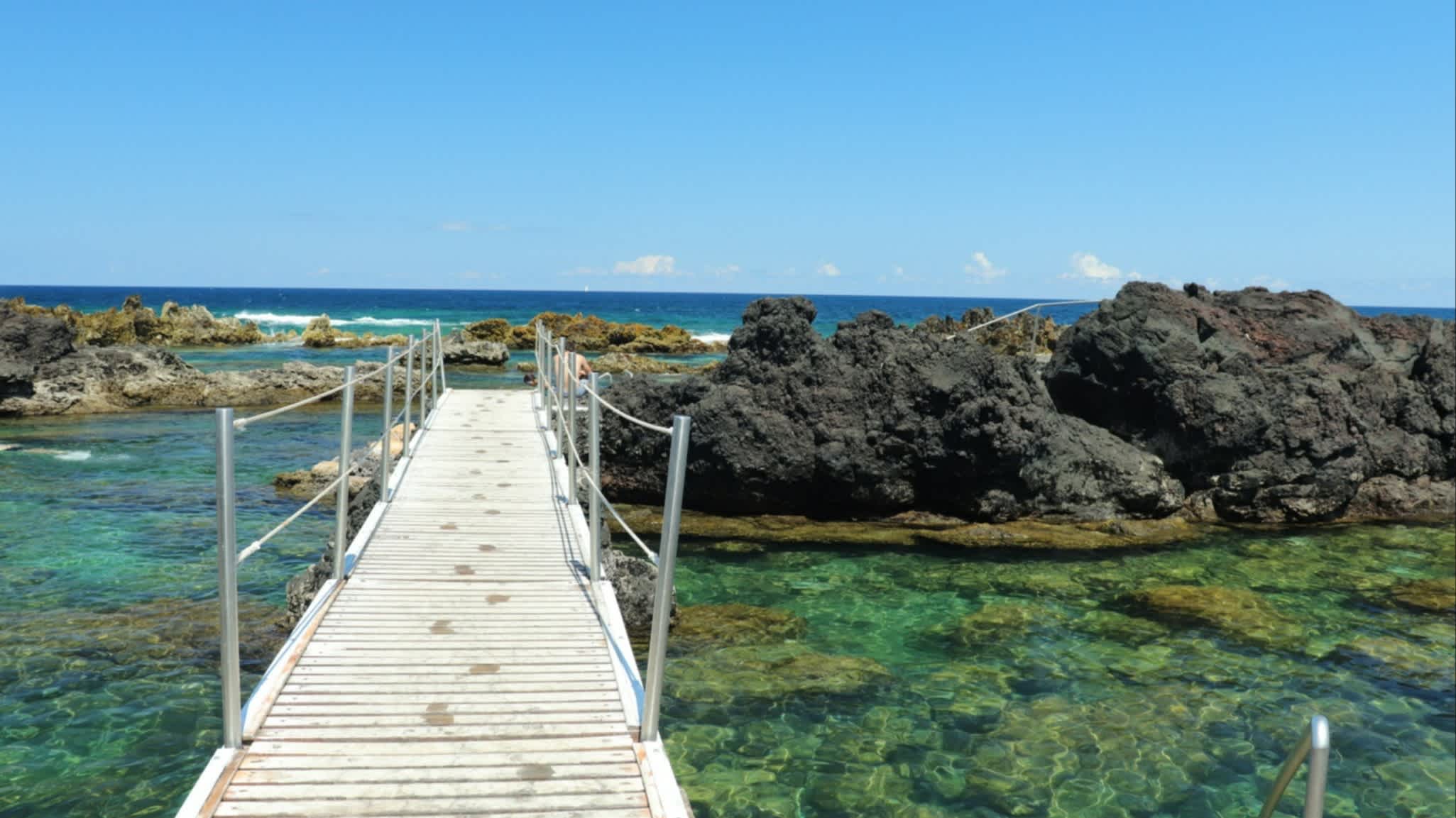 Natürliche Schwimmbecken in Biscoitos auf der Insel Terceira, Azores, Portugal mit einer Fußgänger-Brücke im Bild.
