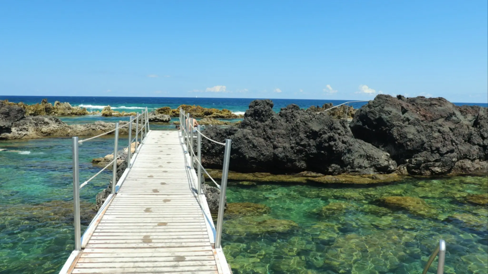 Portugal, Azoren, Terceira Natürliche Schwimmbecken in Biscoitos auf der Insel Terceira, Azores, Portugal mit einer Fußgänger-Brücke im Bild.