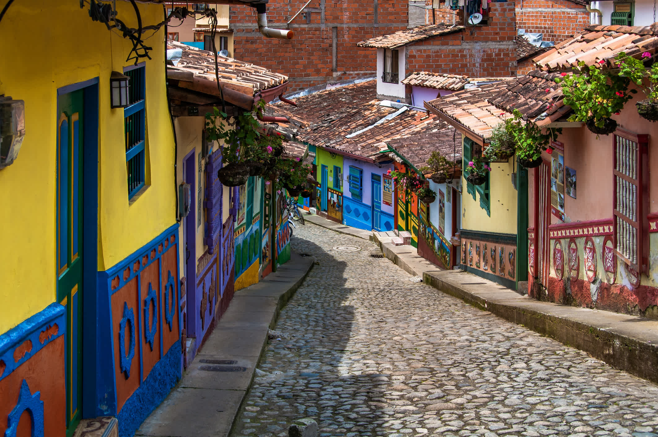 Mit bunten Emblemen bemalte Häuser in Guatape, in der Nähe von Medellin, Kolumbien.