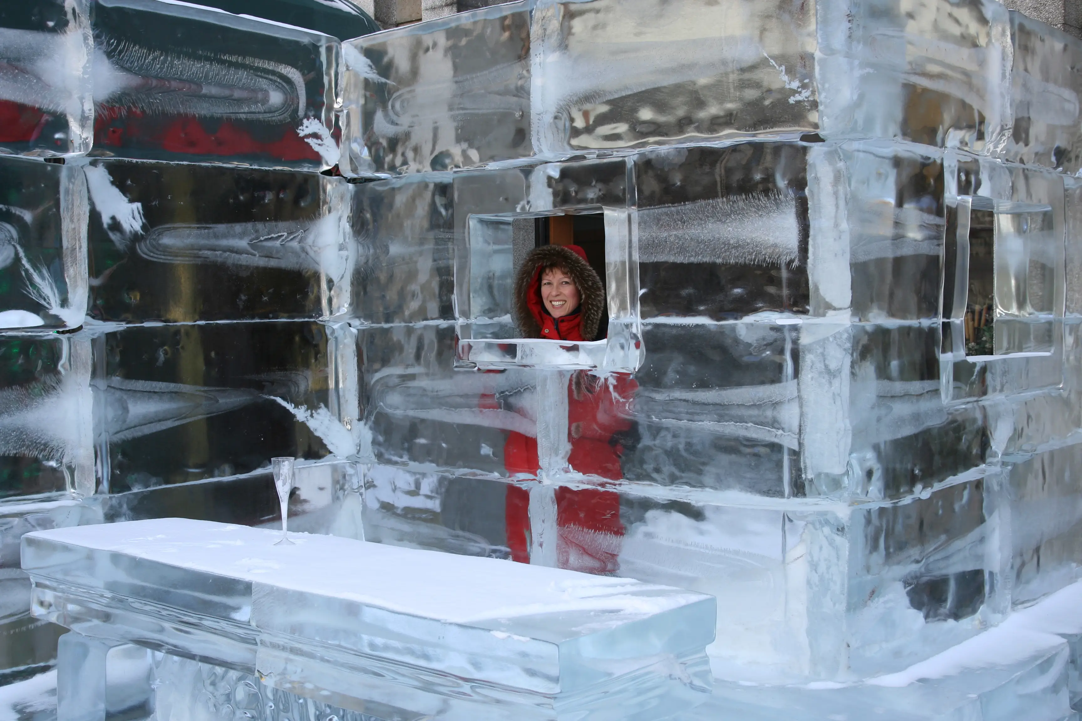 Une femme dans un hôtel de glace