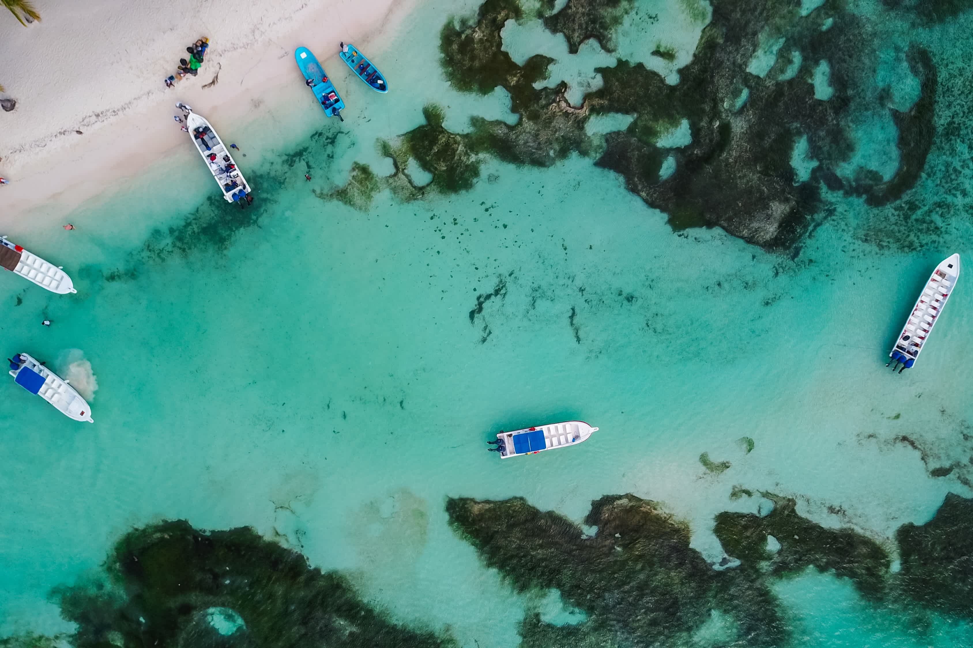 Boote auf dem Meer. Das Boot schwimmt auf klare Smaragdmeer zwischen Korallenriffen. Luftbild – Stockfoto