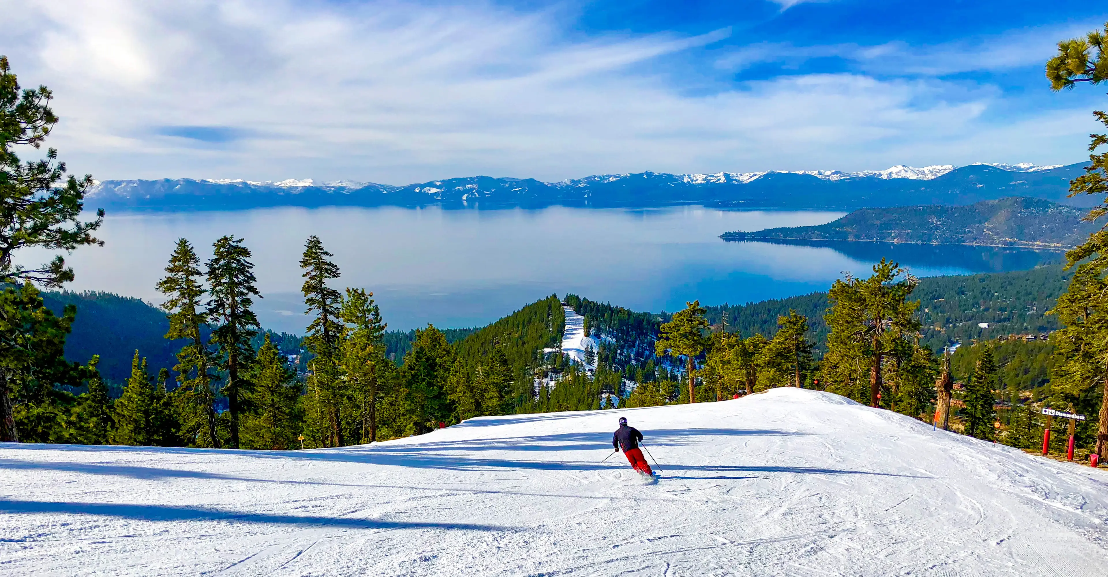 USA, Kalifornien, Lake Tahoe, Ski Skifahren mit Lake Tahoe im Hintergrund