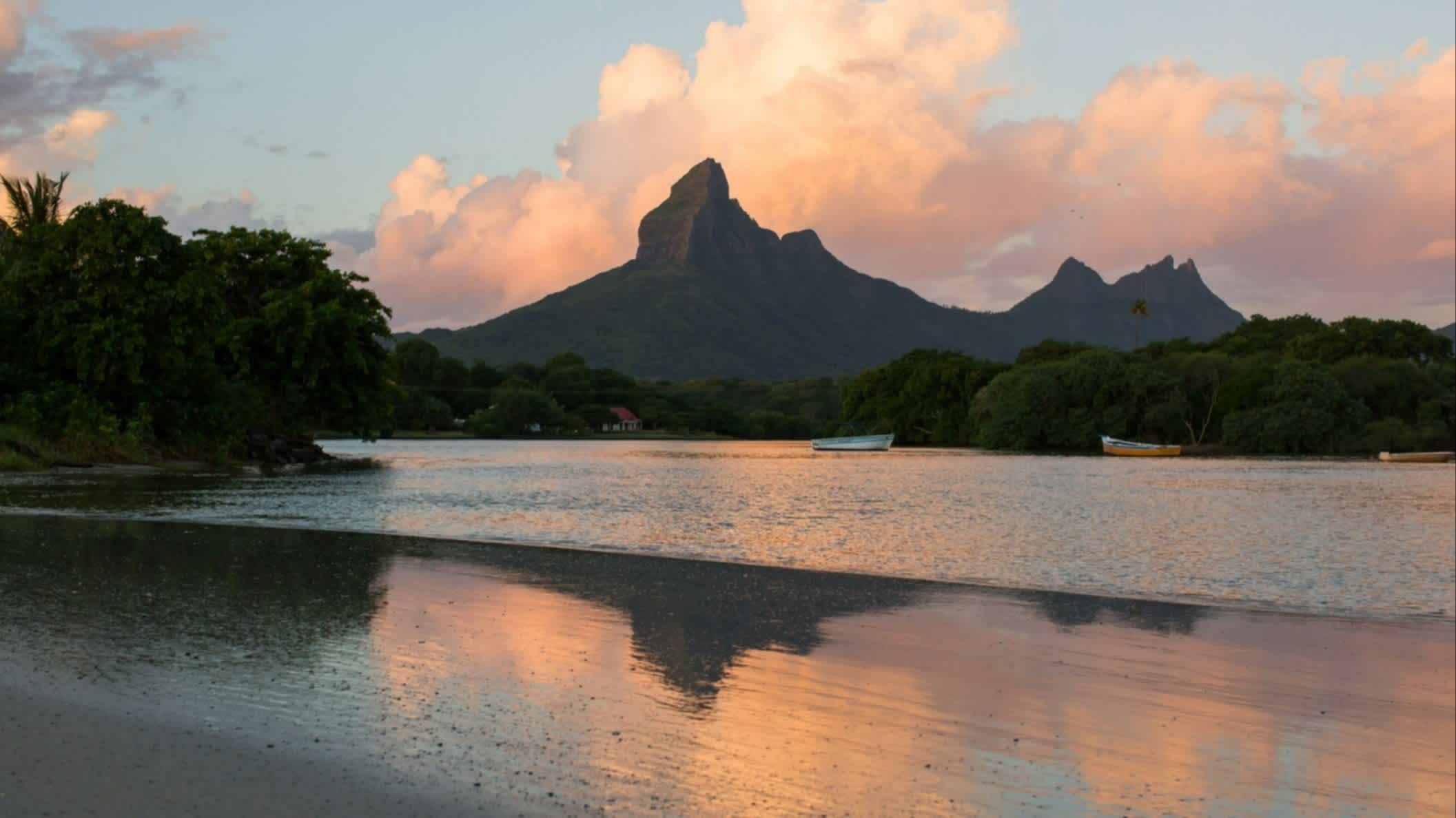 Sonnenuntergang mit Berg im Hintergrund am Tamarin Strand, Black River District, Mauritius.