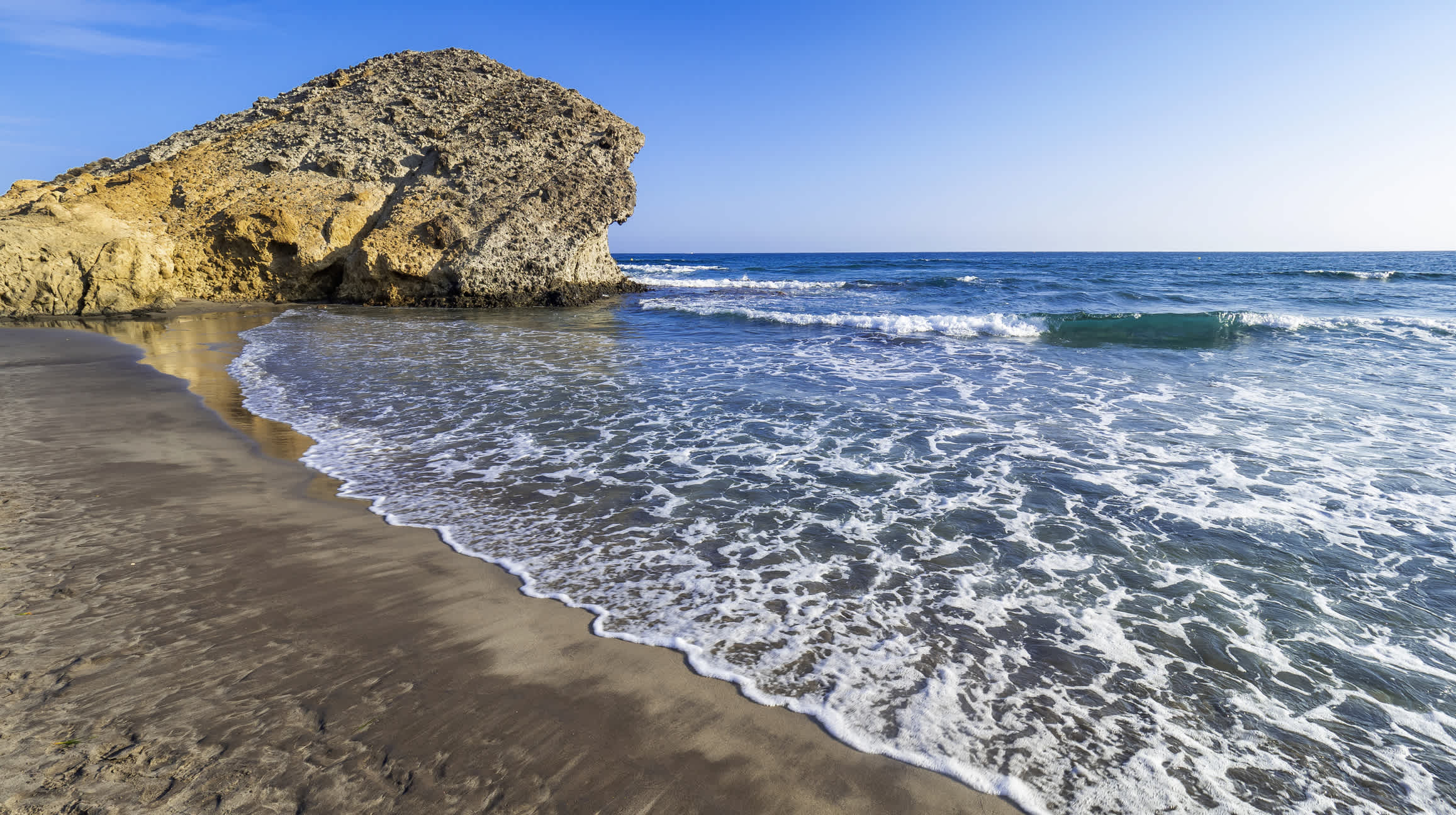 Vue sur la plage de Mónsul, parc naturel de Cabo de Gata-Níjar, en Andalousie, en Espagne.