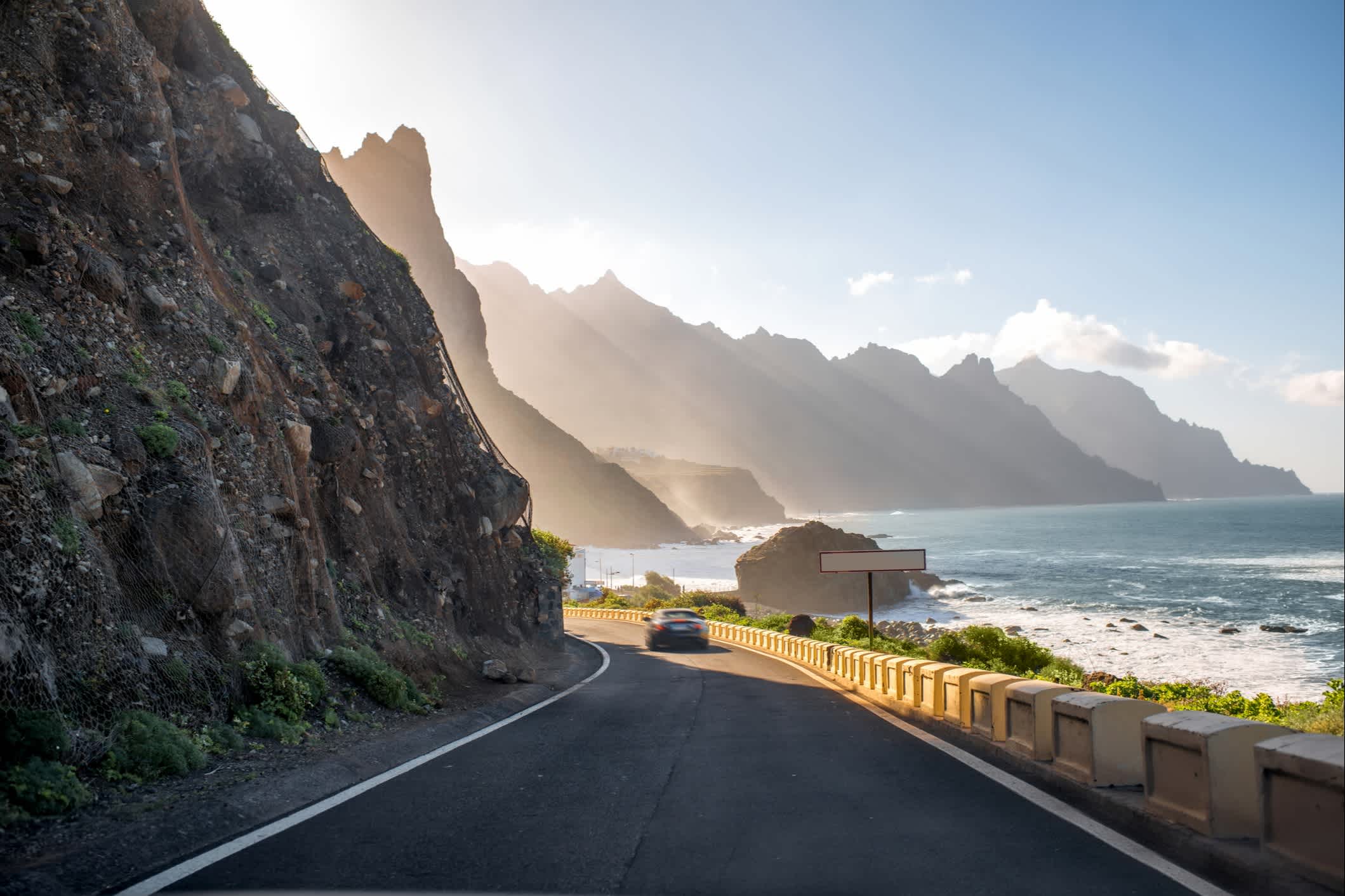 Schöne Landschaftsansicht auf der Straße und felsige Küste in der Nähe von Taganana Dorf im nordöstlichen Teil der Insel Teneriffa, Spanien