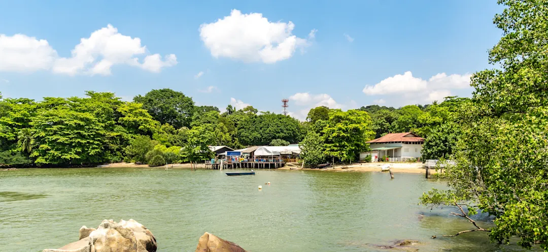 Gebäude am Strand von Pulau Ubin bei Singapur.

