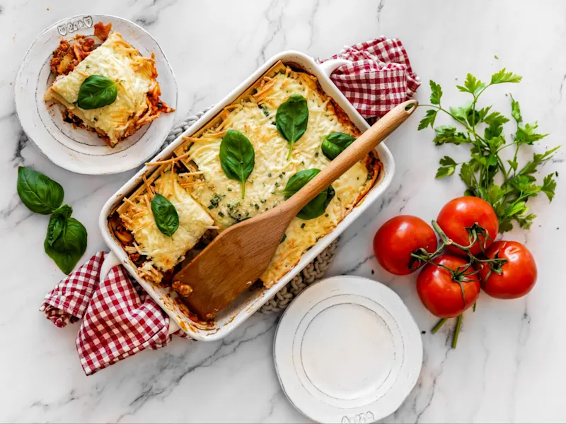 Lasagne, Italien Lasagne ist ein Schichtgericht aus Nudelplatten, Hackfleisch, Tomatensauce und Bechamelsauce