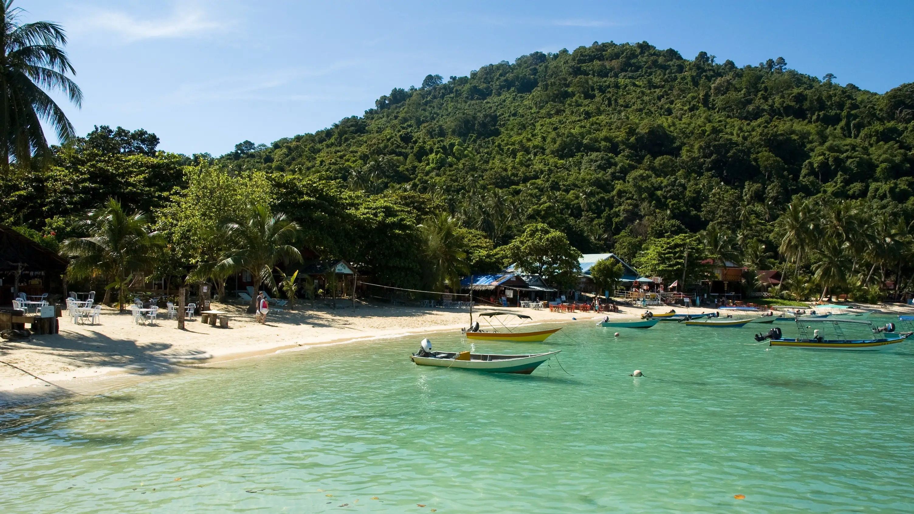 Malaisie, Perhentian Island Bateaux sur l'eau au bord de la plage de Long Beach sur les îles Perhentian, Malaisie