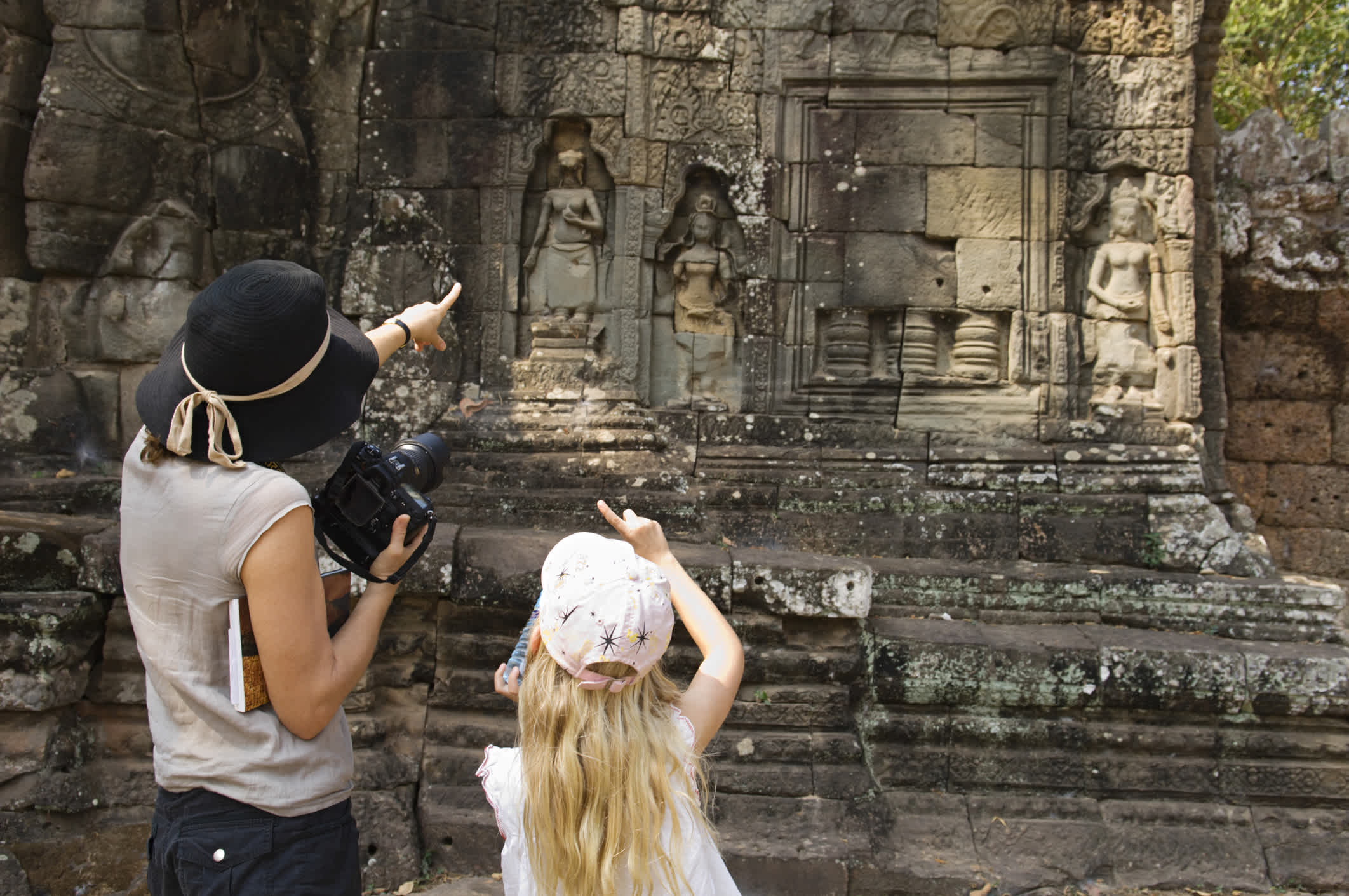 Mutter und Tochter im Angkor Tempel-Komplex, Kambodscha.
