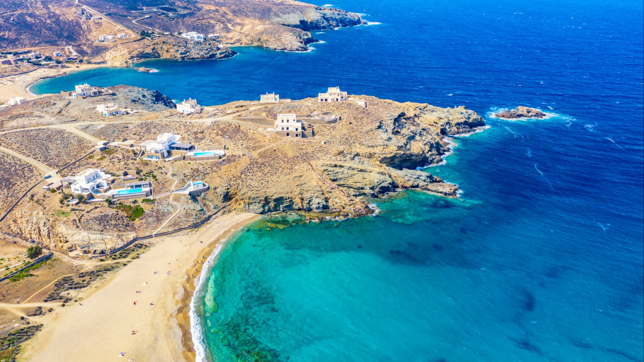 Vue aérienne de la plage de Fokos, sur l'île de Mykonos, en Grèce.