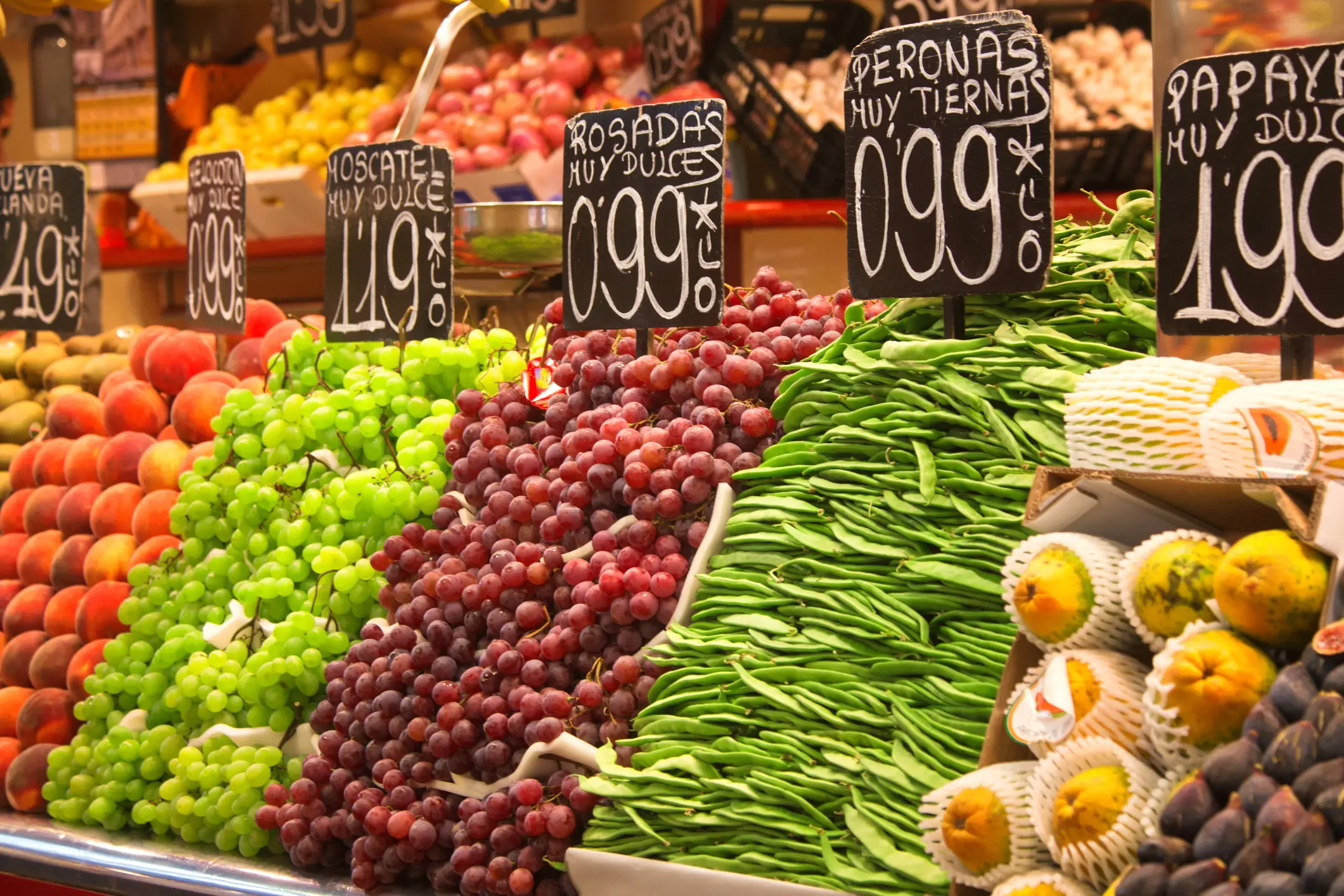 Spanischer Markt Bunte Auswahl an Obst und Gemüse auf einem spanischen Markt.