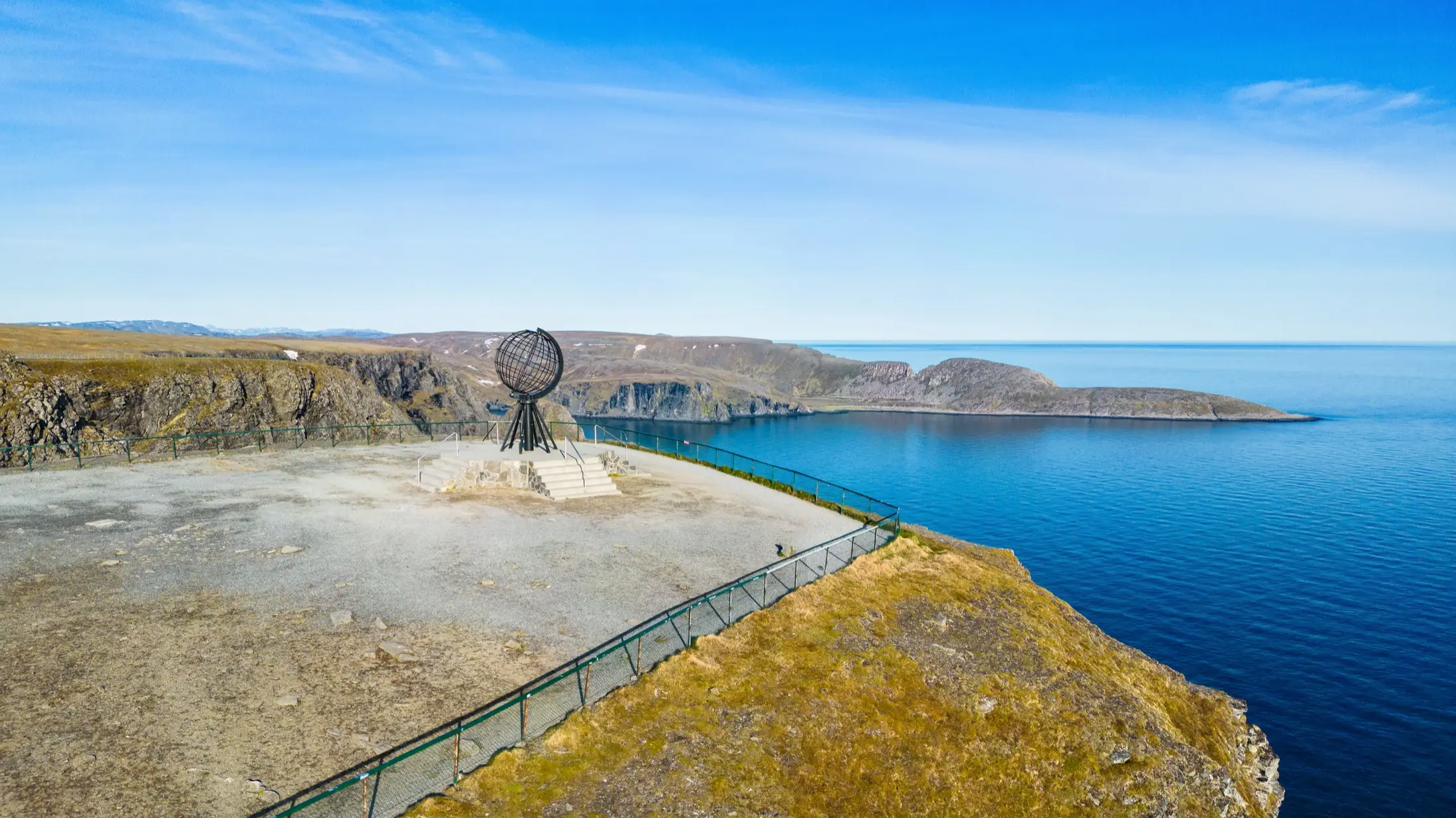 Norvège, Cap Nord Sculpture en forme de globe sur une falaise au point le plus septentrional de l'Europe, Cap Nord, Norvège.