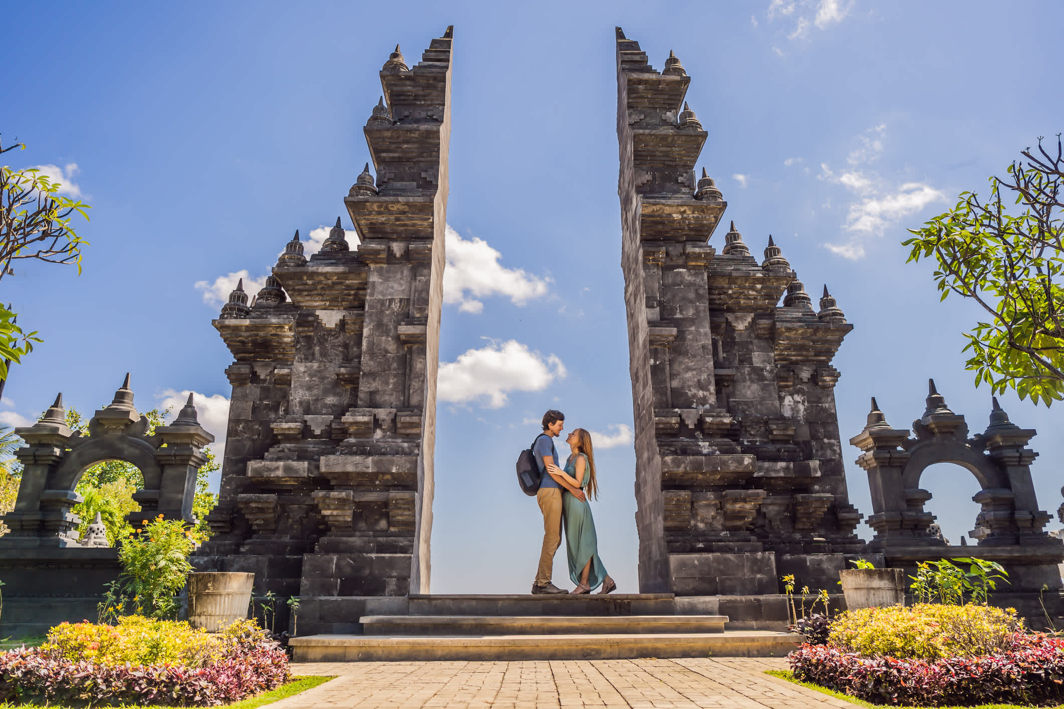Touristenpaare im Tempel Brahma Vihara Arama Banjar Bali, Indonesien.

