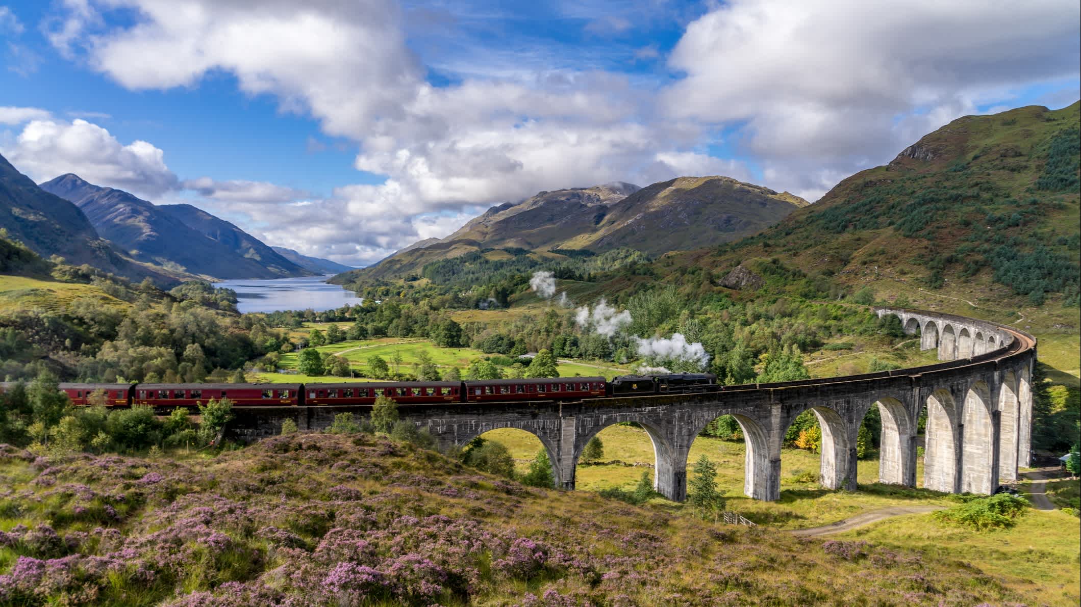 Une vue du célèbre Glenfinnan Railway Viaduct en Écosse.