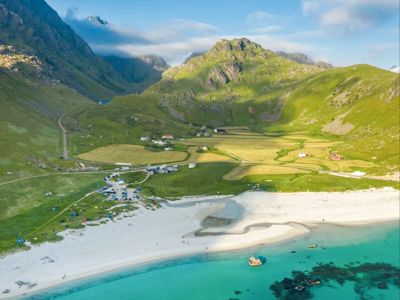 Lofoten-Inseln Haukland Strand, Norwegen Luftaufnahme des Haukland Strands auf den Lofoten-Inseln, Norwegen