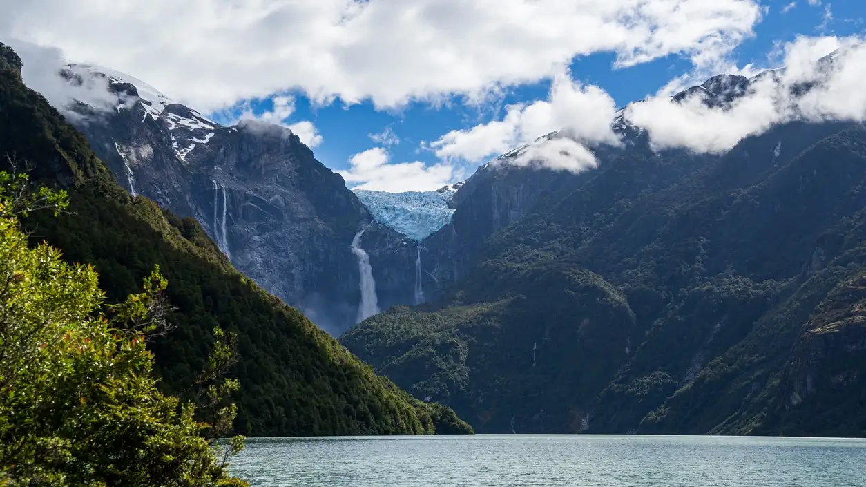 Le glacier suspendu vu depuis le lac, dans le parc national Nevado Queulat, en Patagonie, au Chili