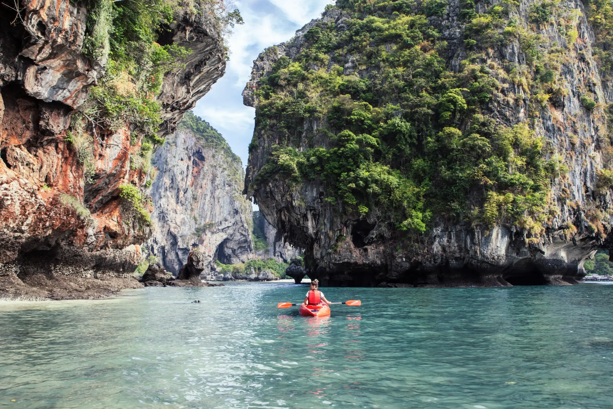 Thailand, Krabi, Kajak Felsformationen im Wasser und Kajakfahrer