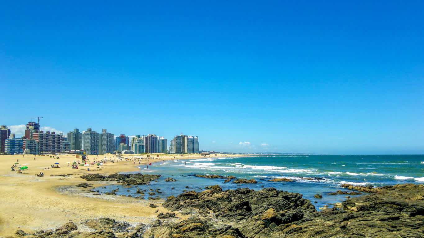 Blick auf den Strand von Brava in Punta del Este, Uruguay.

