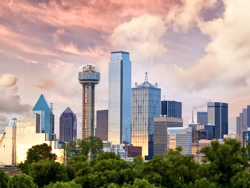 USA, Texas, Dallas, Reunion Tower Das Bild zeigt die Skyline von Dallas. Zu den markanten Gebäuden gehört der Reunion Tower, der durch seine kugelförmige Struktur auffällt. Die Mischung aus modernen Hochhäusern und der warmen Abendstimmung verleiht der Stadt einen beeindruckenden Anblick.