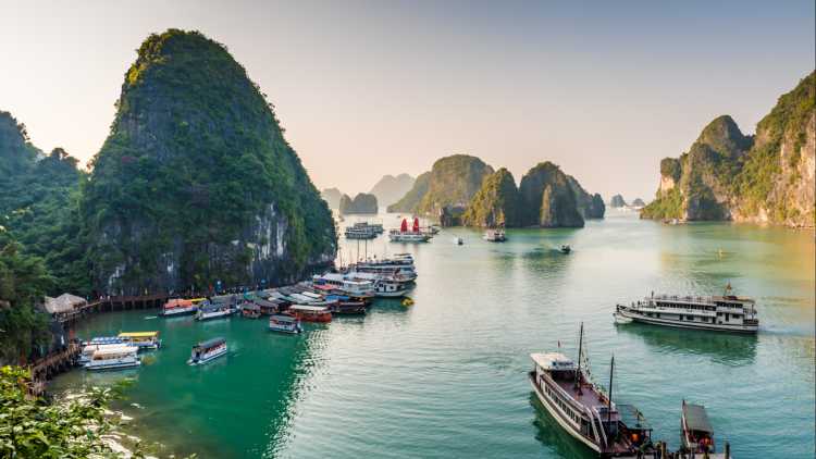 Vue de la baie d'Halong et ses bateaux au nord du Vietnam

