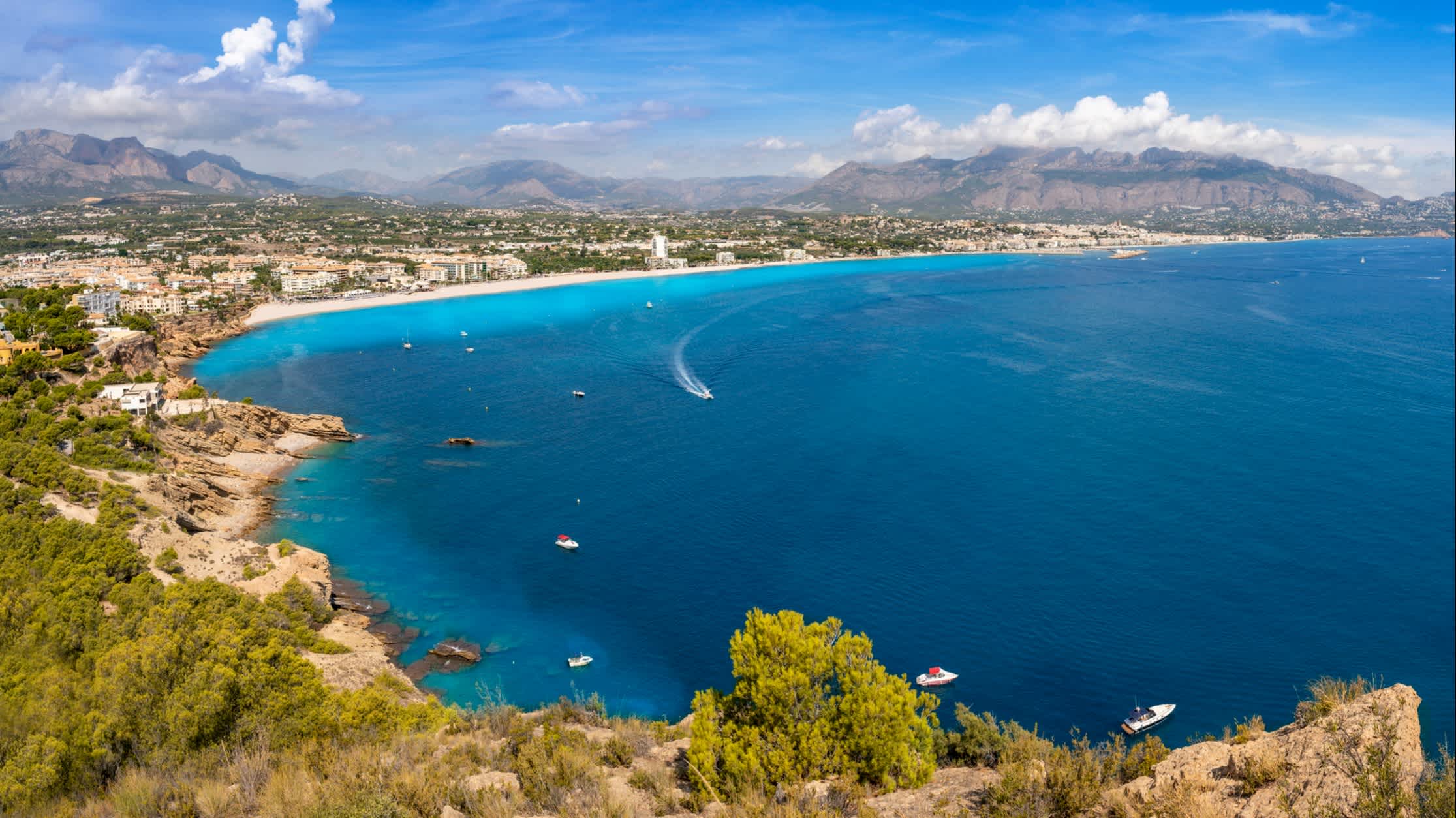 Vue aérienne de la plage d'Albir avec un ciel bleu, Alicante, Espagne