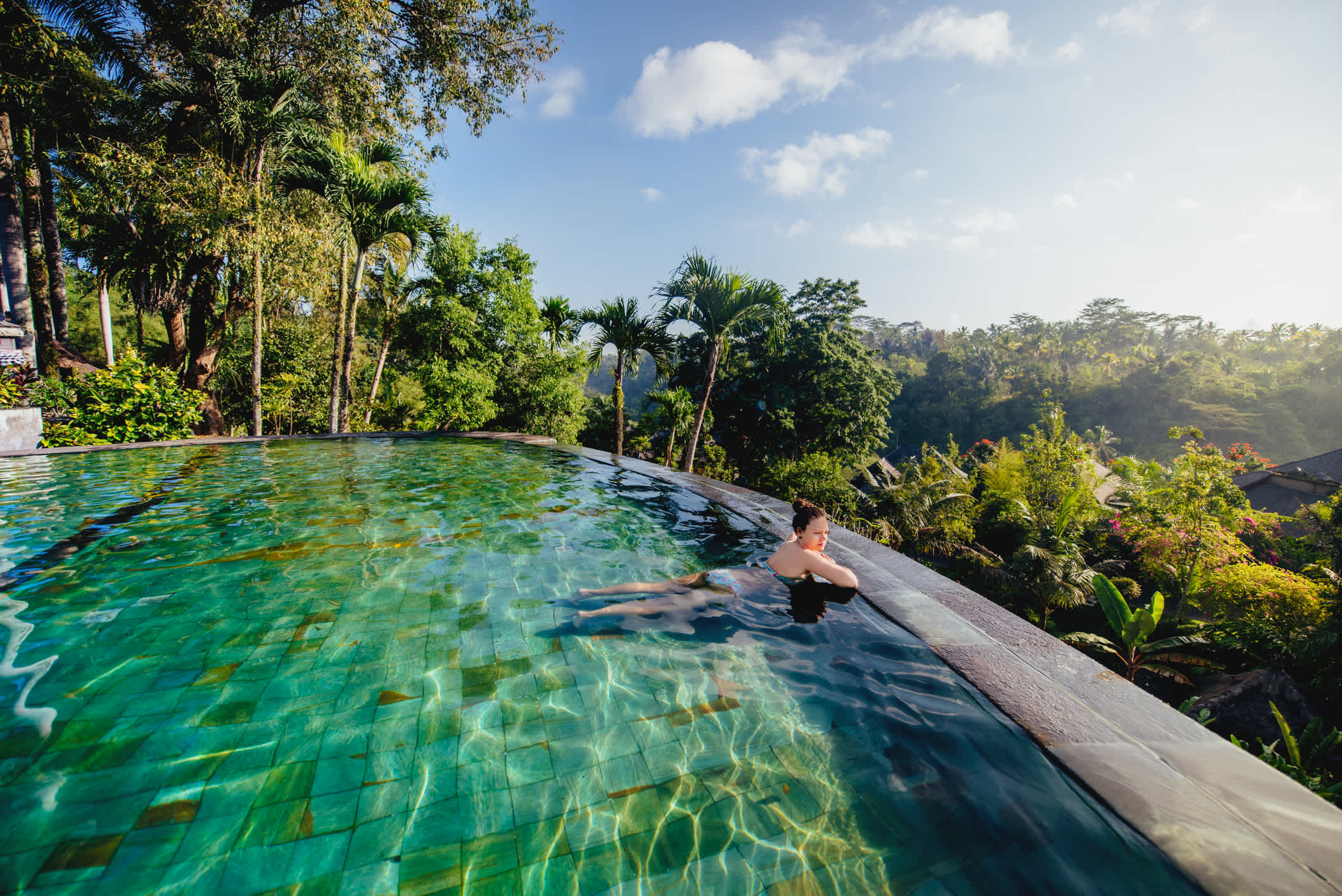 Femme dans une piscine à débordement