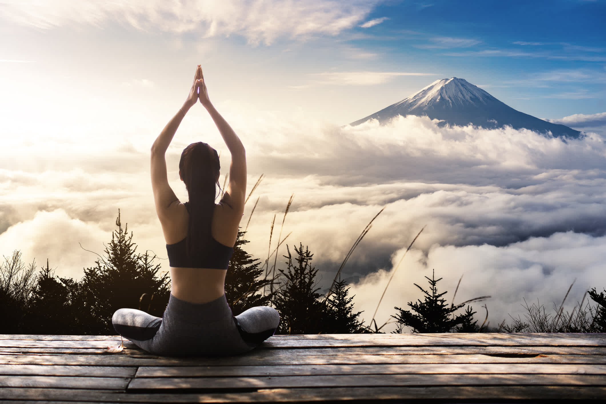 Jeune femme pratiquant le yoga avec vue sur le Mont Fuji, Japon
