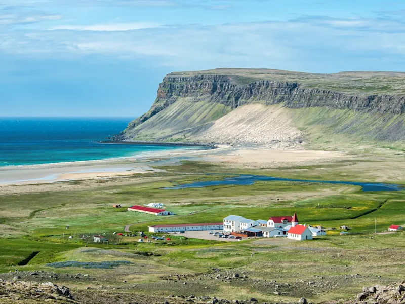 Breidavik à Patrekfjordur, Islande Breidavik, au bord du Patrekfjordur en Islande, séduit par sa vaste plage de sable doré et son décor époustouflant de nature intacte.