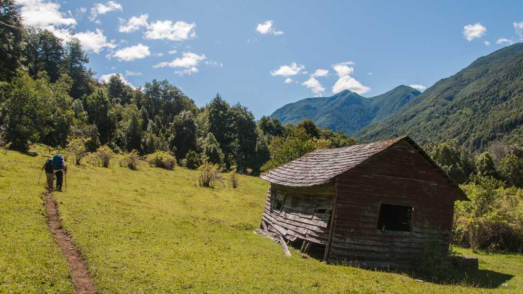 Straße zum Vidal-Gormaz-See, Cochamó-Tal, chilenisches Patagonien