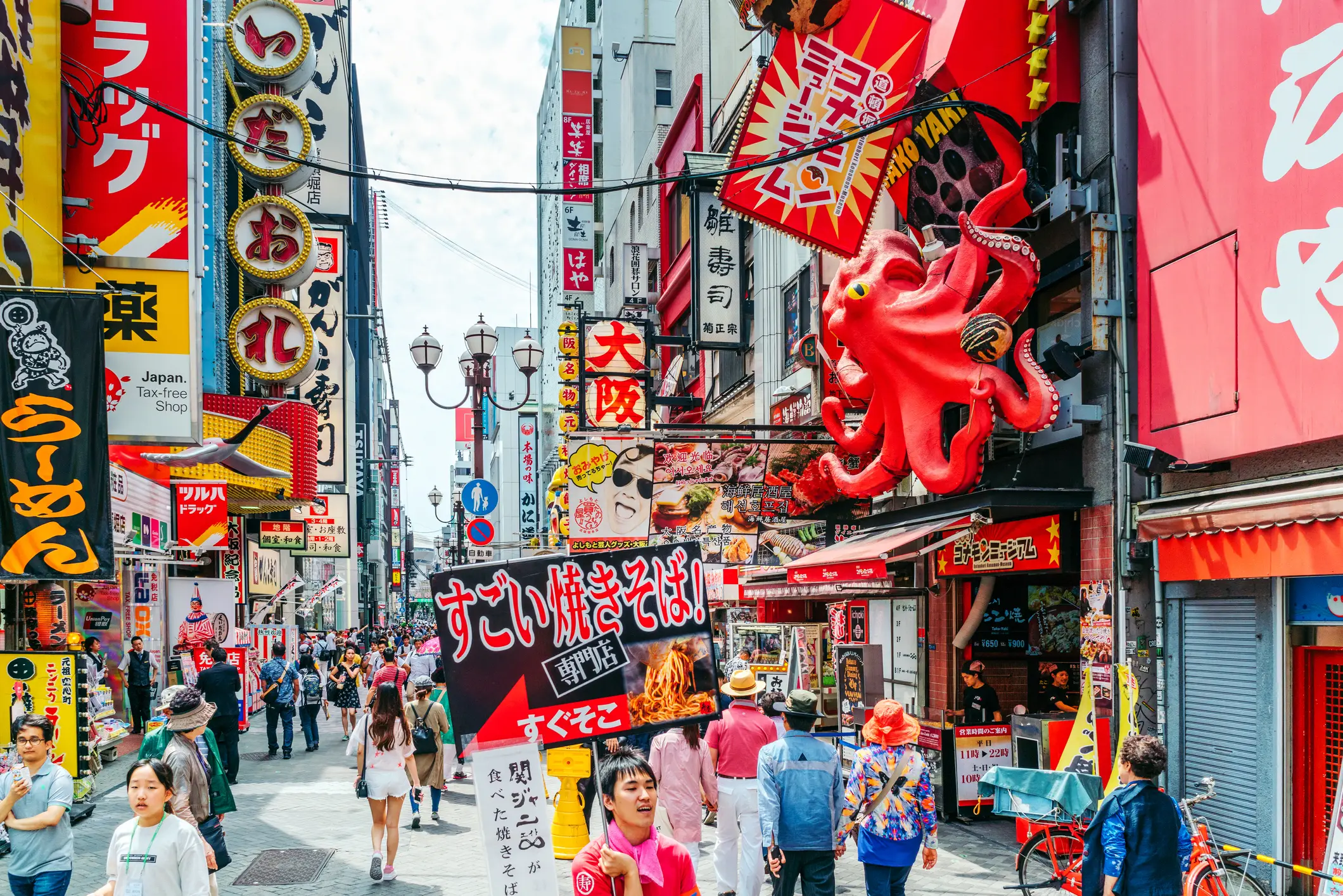 Japan, Osaka, Dotonbori, Streetfood Dotonbori-Viertel mit Streetfood-Ständen