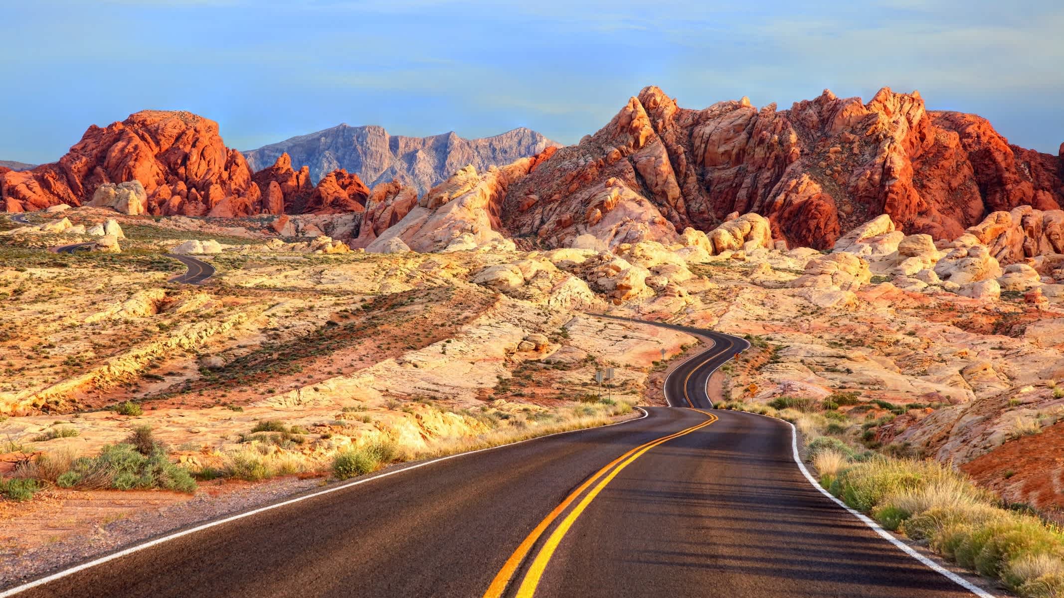 Un levée de soleil dans la réserve nationale de Mojave en Californie, États-Unis