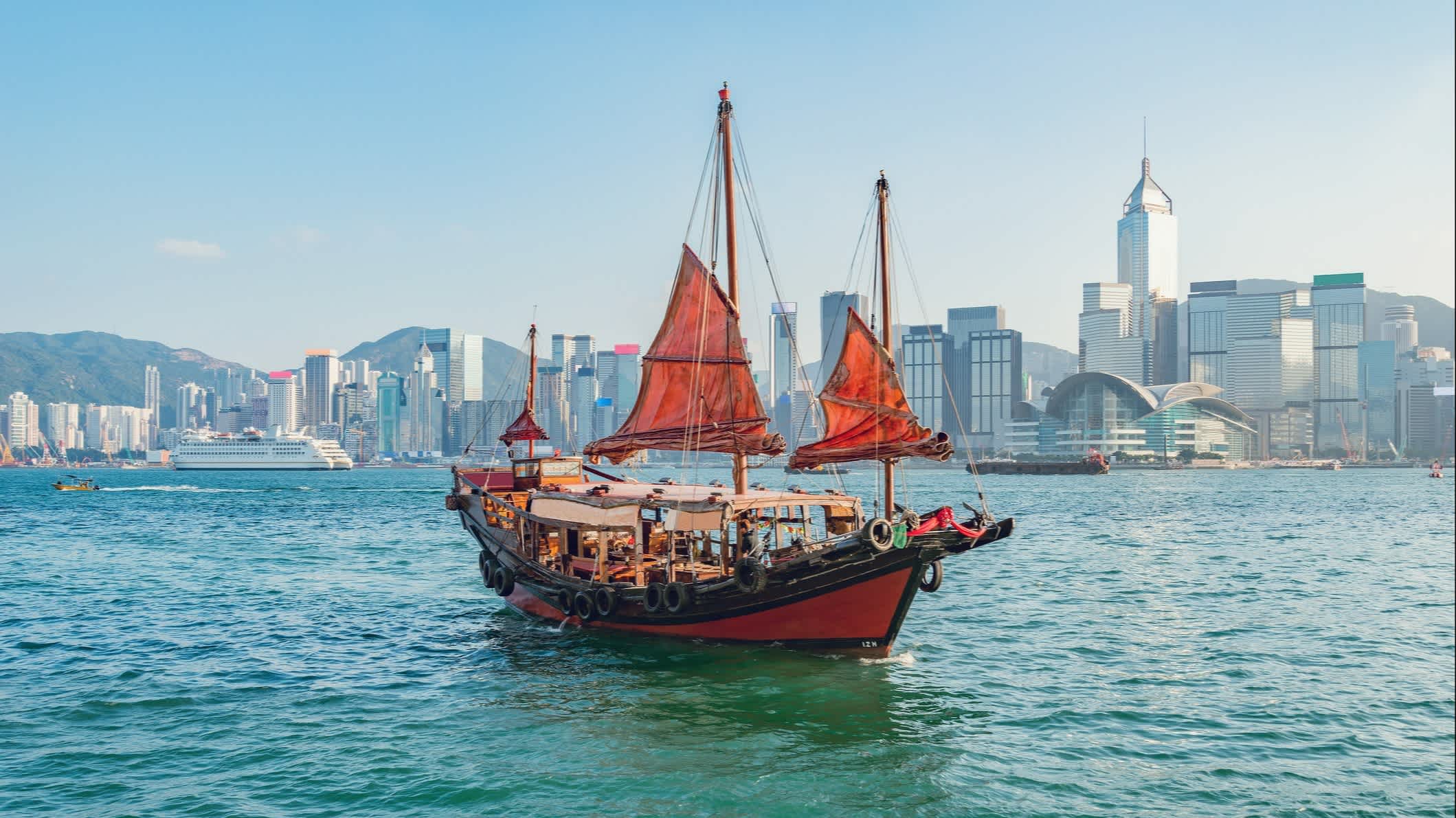 Boot vor der Skyline Hongkongs