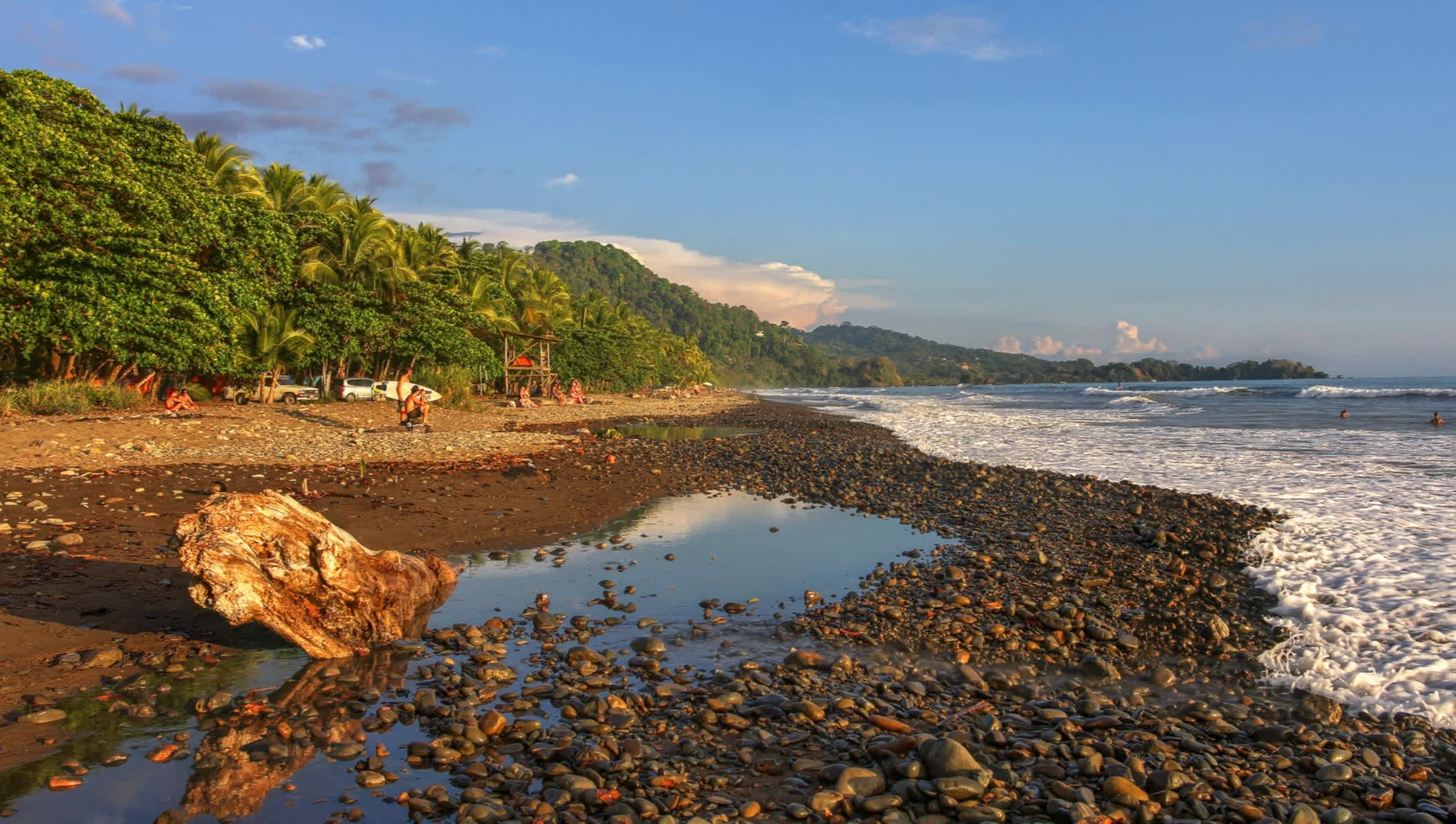 Der Playa Dominical in Costa Rica ist ein Ziel für Surfer.
