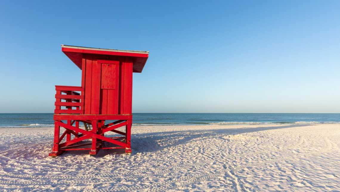 Cabane rouge sur le sable de Siesta Beach, Siesta Key en Floride