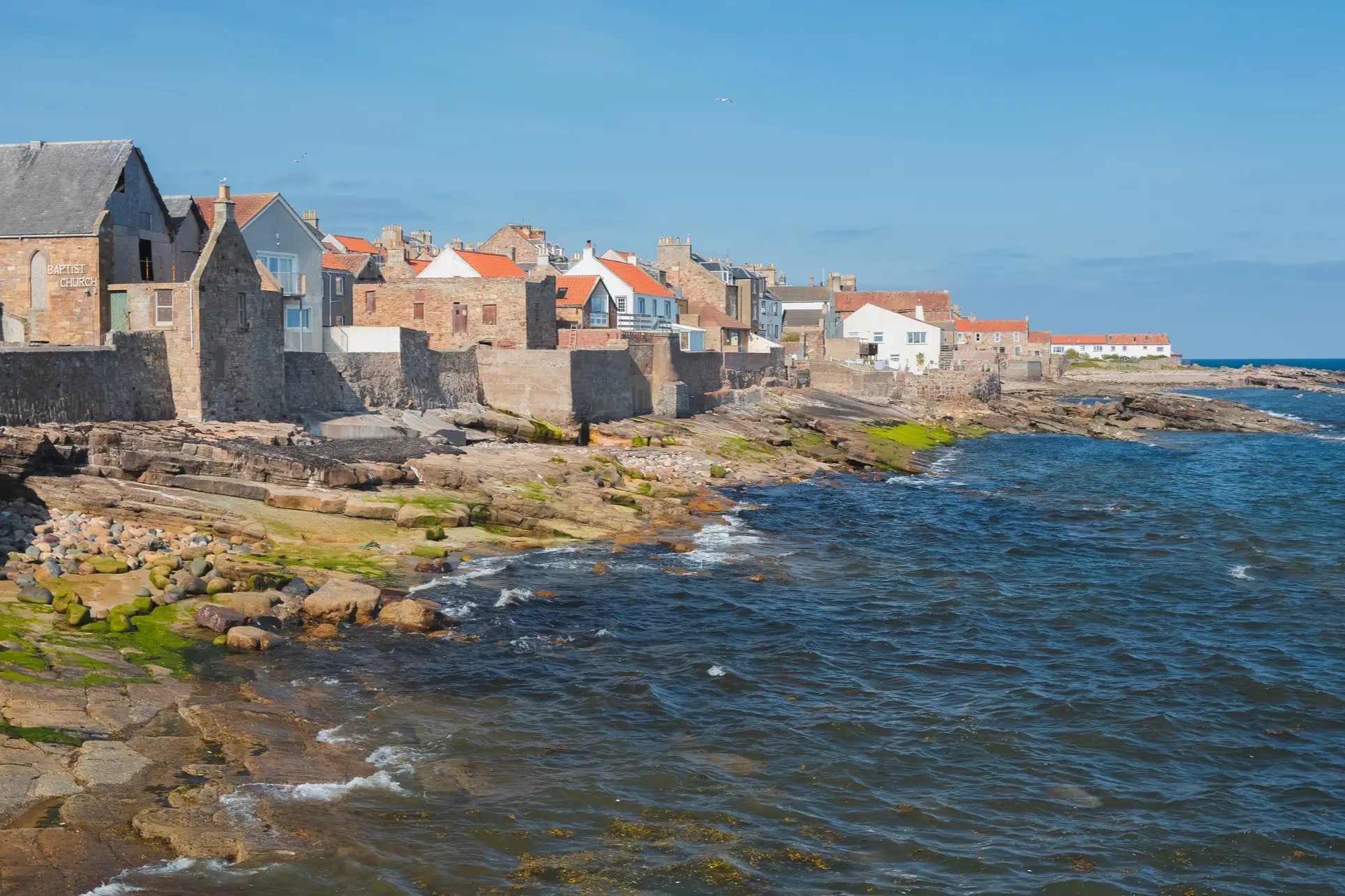 Schottland, Fife-Halbinsel, Anstruther Blick auf die Gebäude und die Küste des Dorfes Anstruther, Fife-Halbinsel, Schottland.