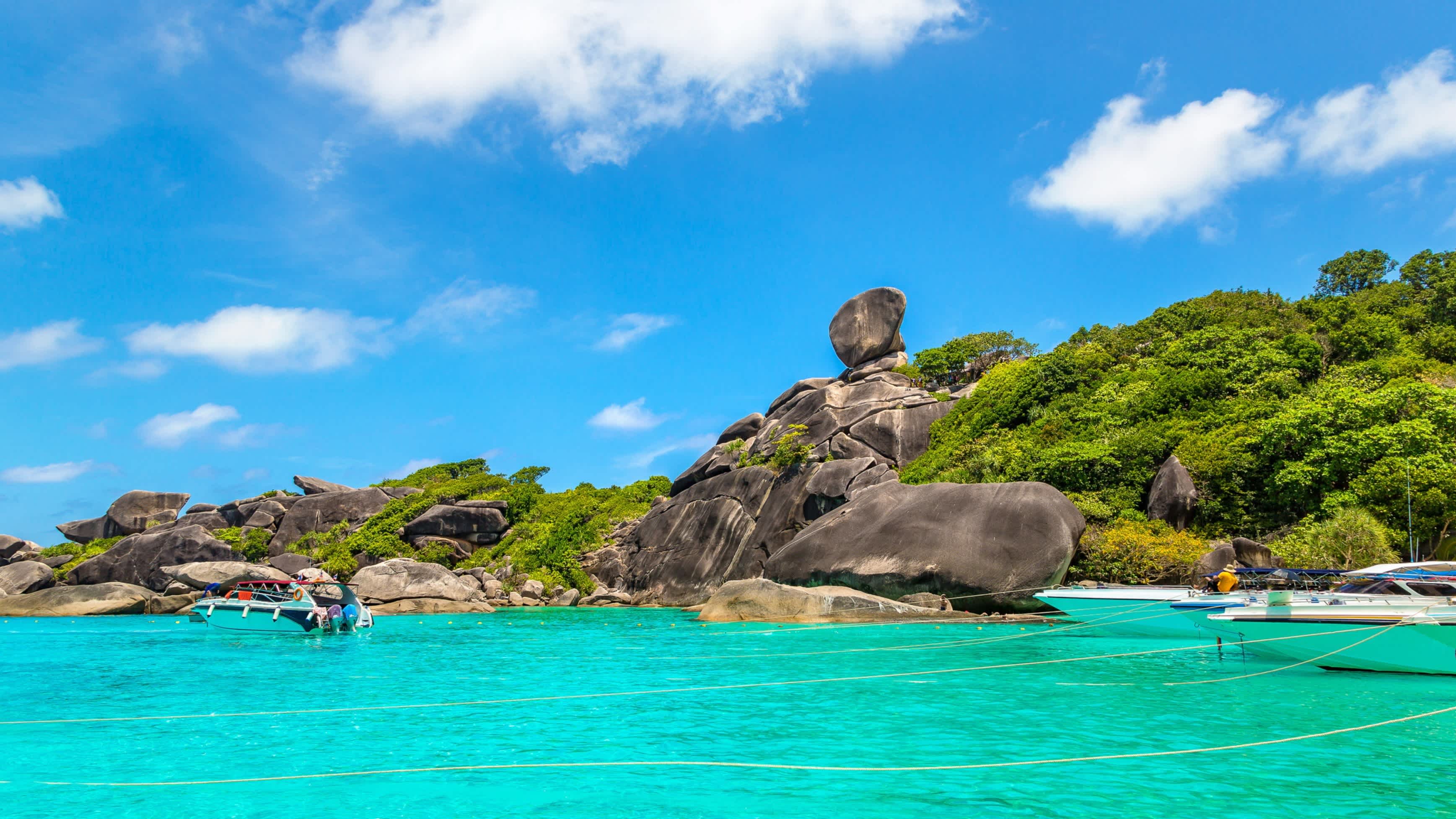 Paysage tropical et mer turquoise sur les îles Similan, Thaïlande