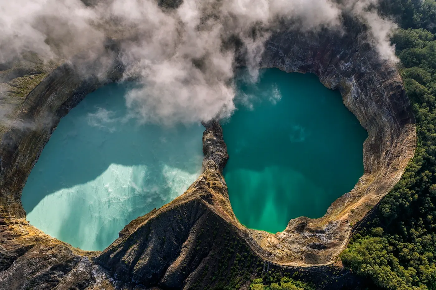 Vue aérienne de l'intérieur d'un volcan