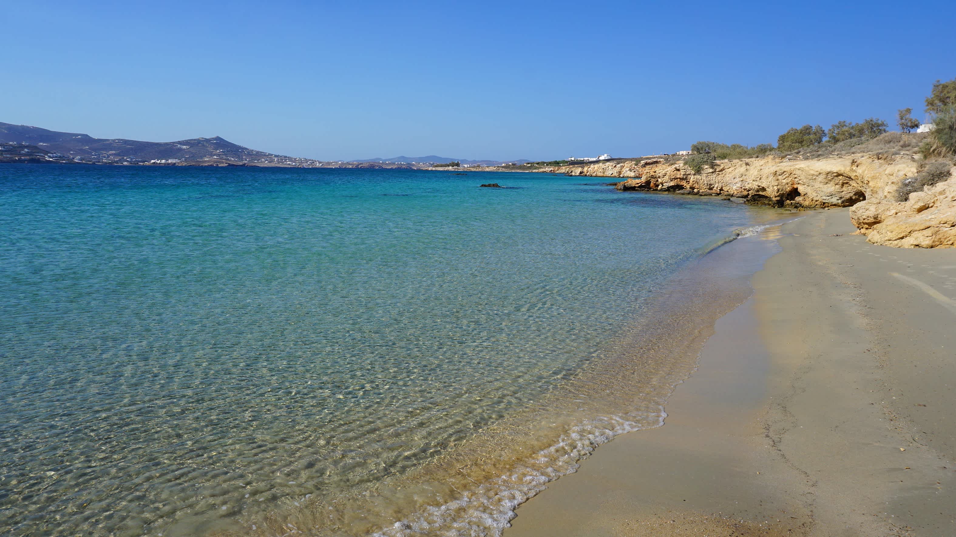 Vue sur la plage de Krios, Parikia à Paros, en Grèce