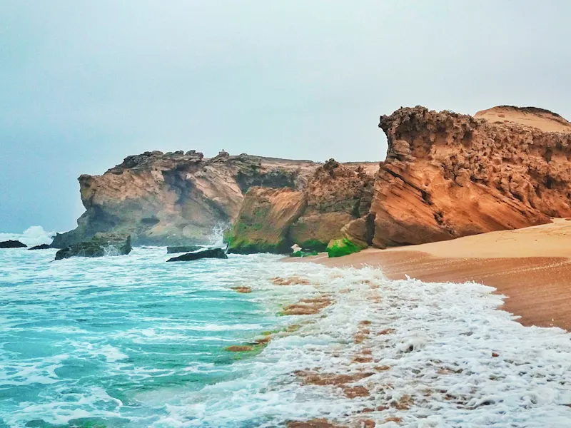 El Oualidia-Strand, Marokko Der El Oualidia-Strand in Marokko bietet eine ruhige Atmosphäre mit weichem Sand und klarem Wasser, ideal zum Entspannen und für Wassersportarten
